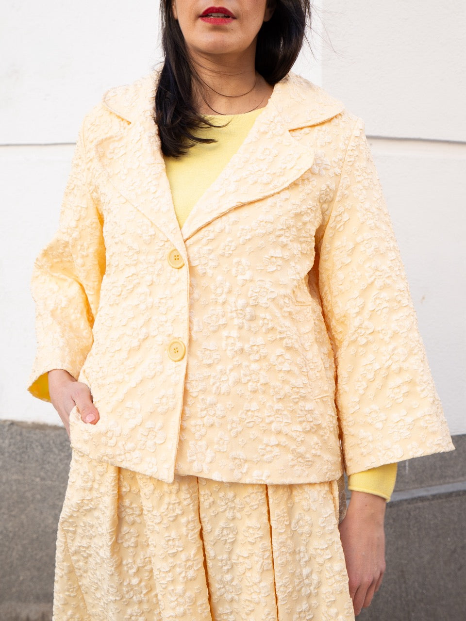 Americana Falda evasé brocada de flores amarillo muestrarios de ropa y moda de mujer invitada ideal mujer mediana edad