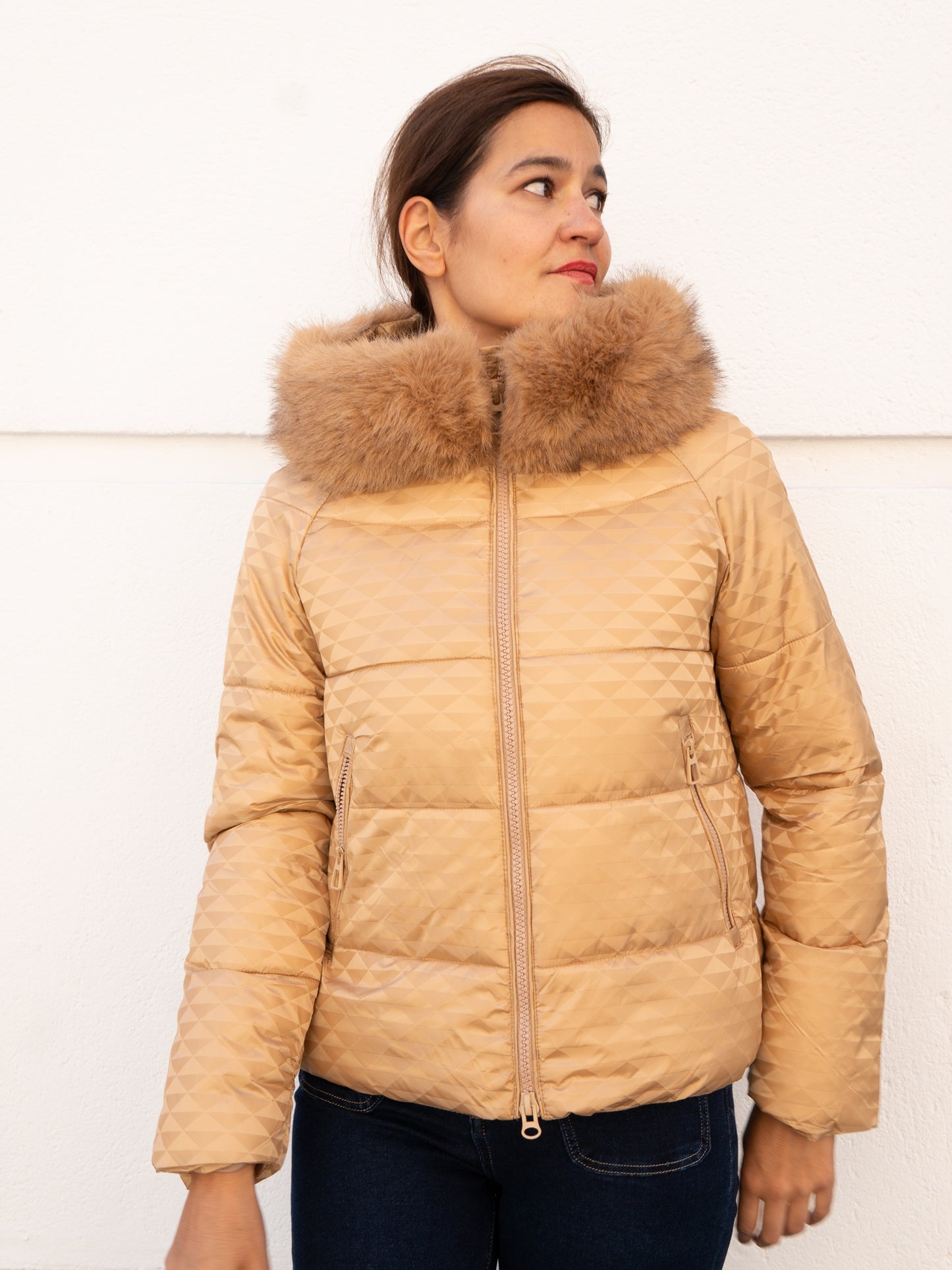 Abrigo acolchado con textura 3D y capucha pelo camel muestrarios de ropa y moda de mujer vestir bien ideas invierno
