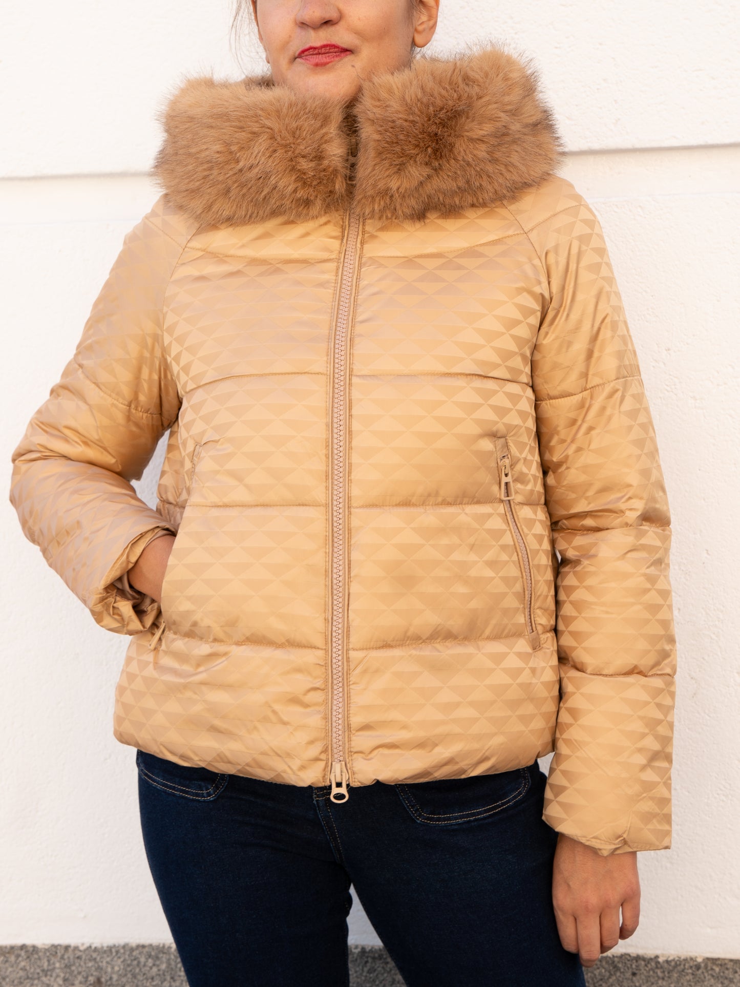Abrigo acolchado con textura 3D y capucha pelo camel muestrarios de ropa y moda de mujer vestir bien ideas invierno
