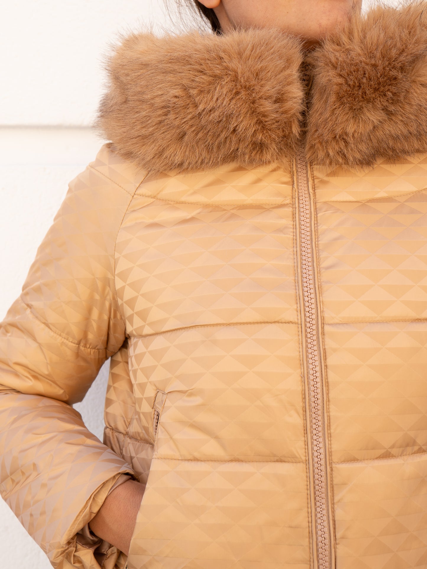 Abrigo acolchado con textura 3D y capucha pelo camel muestrarios de ropa y moda de mujer vestir bien ideas invierno