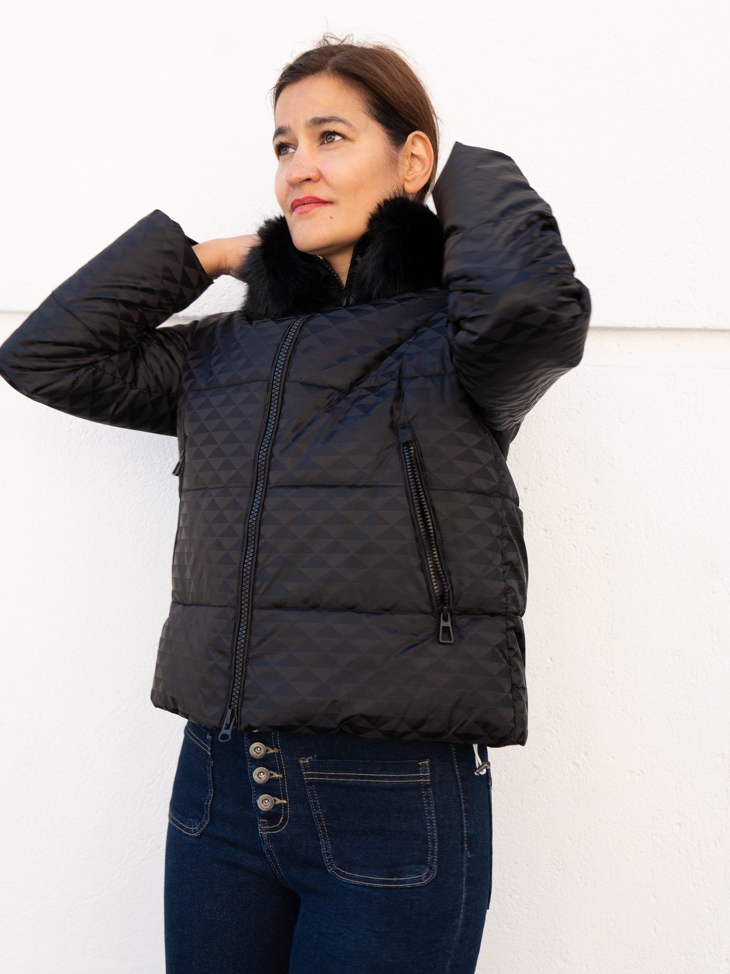 Abrigo acolchado con textura 3D y capucha pelo negro muestrarios de ropa y moda de mujer vestir ideas para vestir invierno plumas