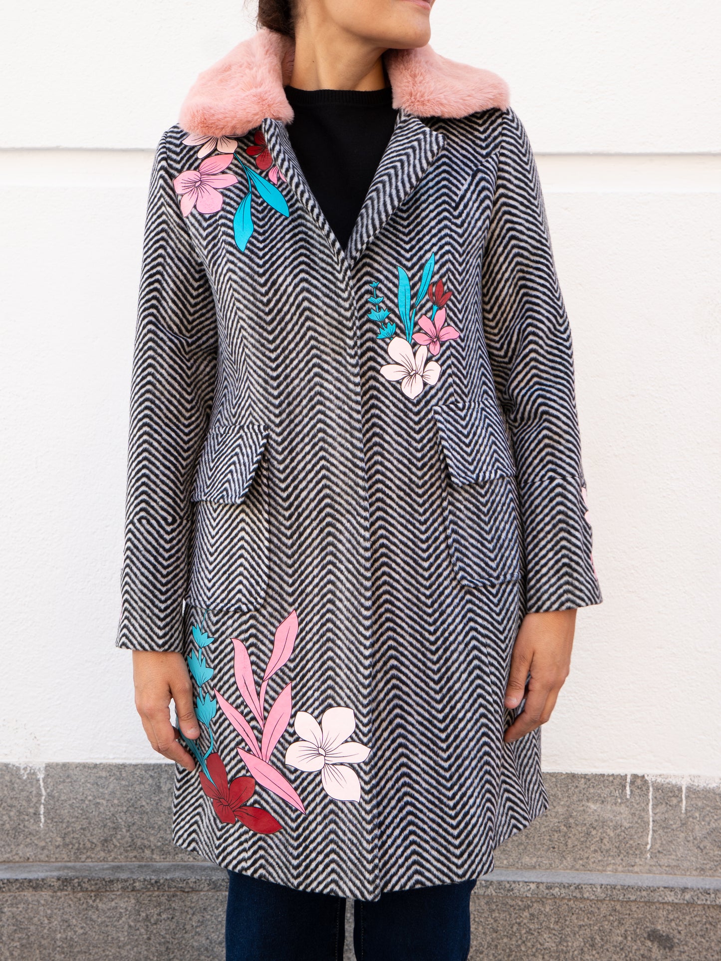 Abrigo de espiguilla y flores multicolor con cuello de pelo muestrarios de ropa y moda de mujer