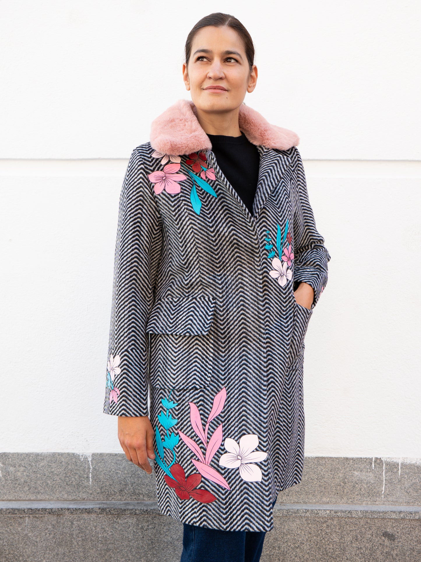 Abrigo de espiguilla y flores multicolor con cuello de pelo muestrarios de ropa y moda de mujer