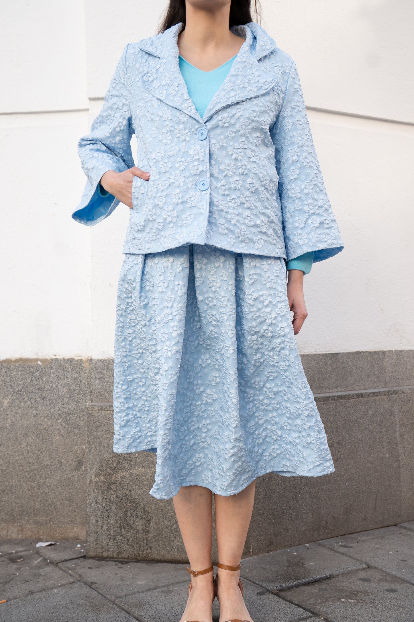 Americana y falda brocada de flores azul traje conjunto invitada mediana edad muestrarios