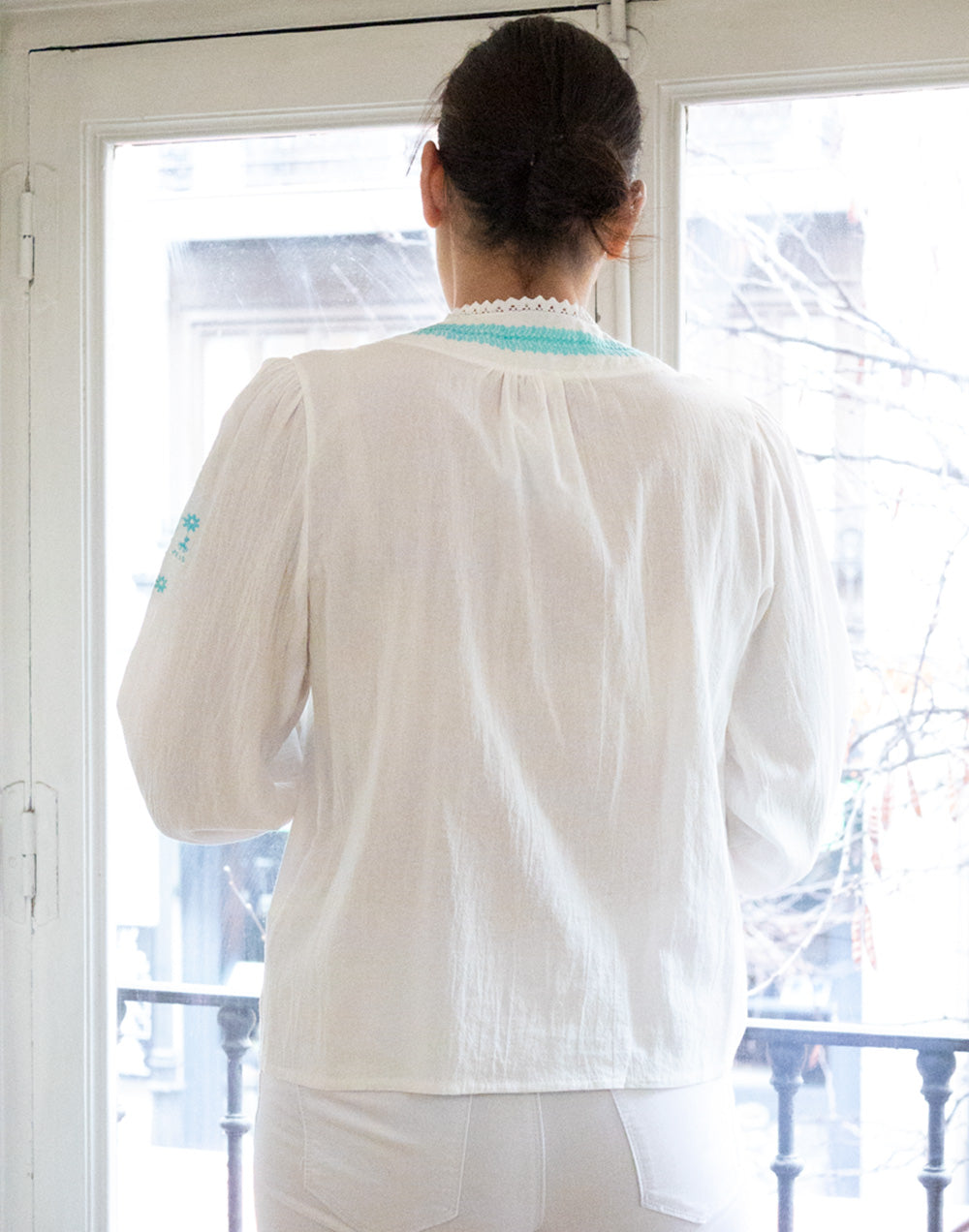 Camisa blanca con bordado frontal en azul turquesa muestrarios de ropa y moda de mujer vestir bien con talla grande plus