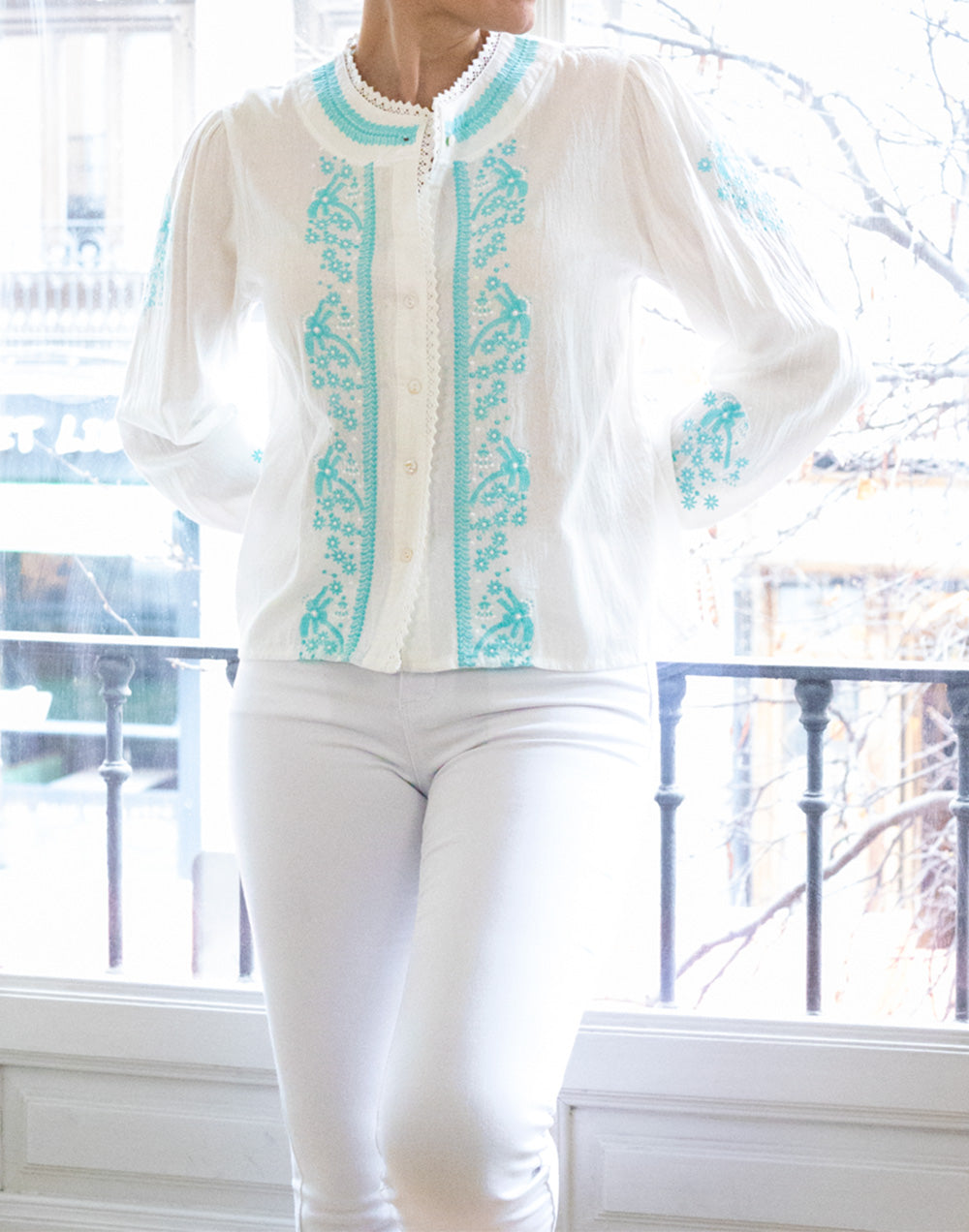 Camisa blanca con bordado frontal en azul turquesa muestrarios de ropa y moda de mujer vestir bien con talla grande plus