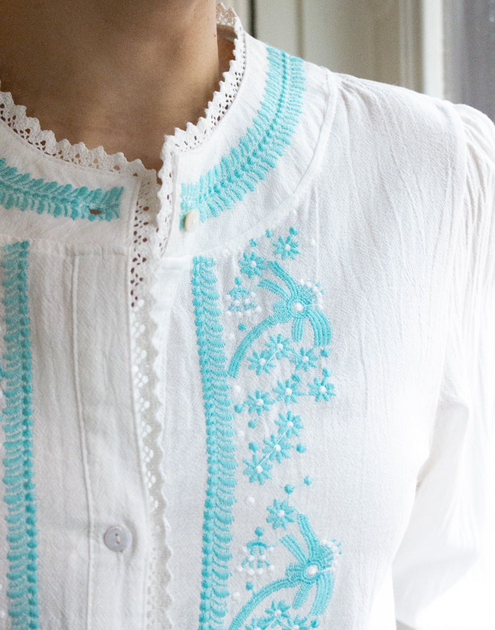 Camisa blanca con bordado frontal en azul turquesa muestrarios de ropa y moda de mujer vestir bien con talla grande plus