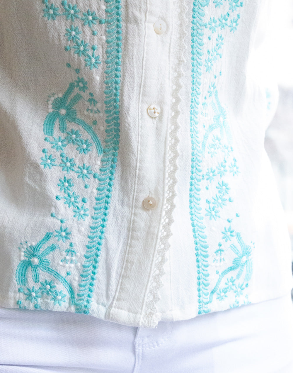 Camisa blanca con bordado frontal en azul turquesa muestrarios de ropa y moda de mujer vestir bien con talla grande plus