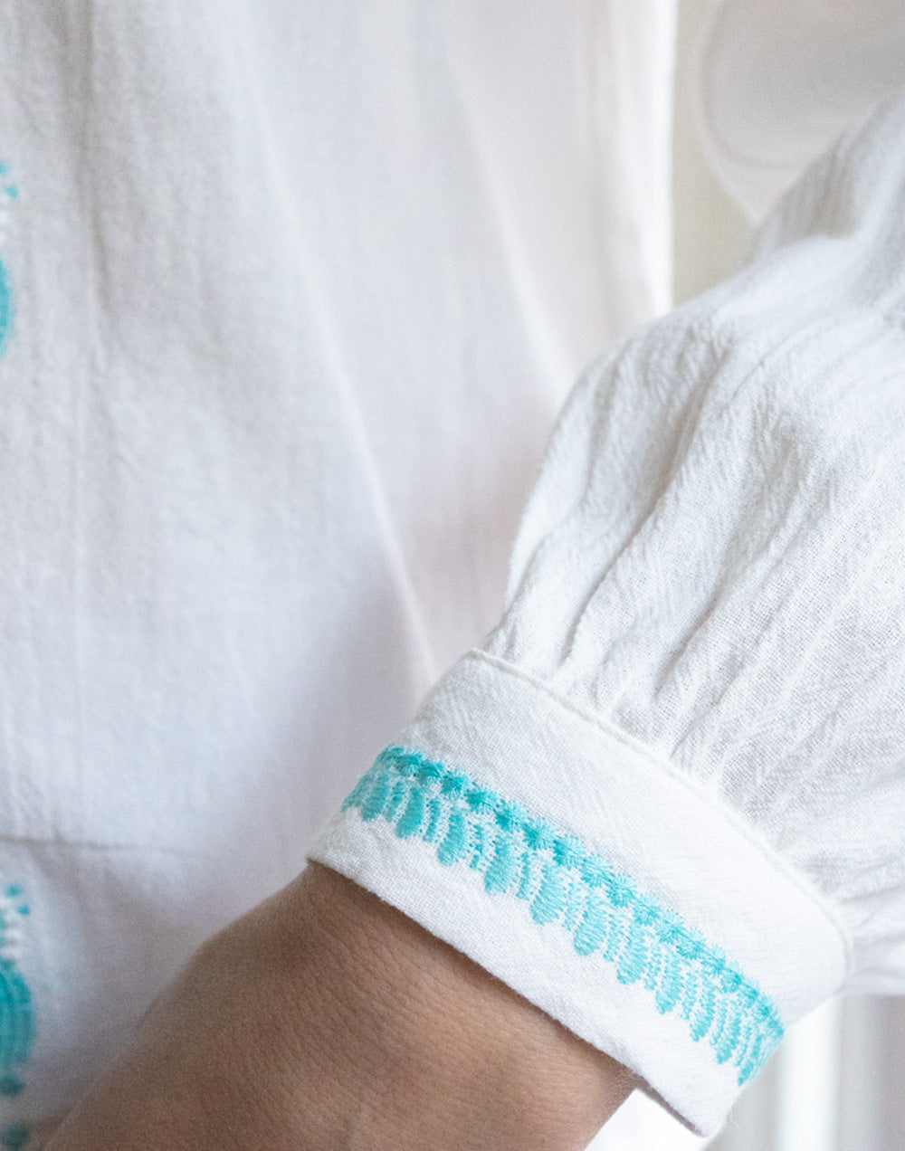 Camisa blanca con bordado frontal en azul turquesa muestrarios de ropa y moda de mujer vestir bien con talla grande plus