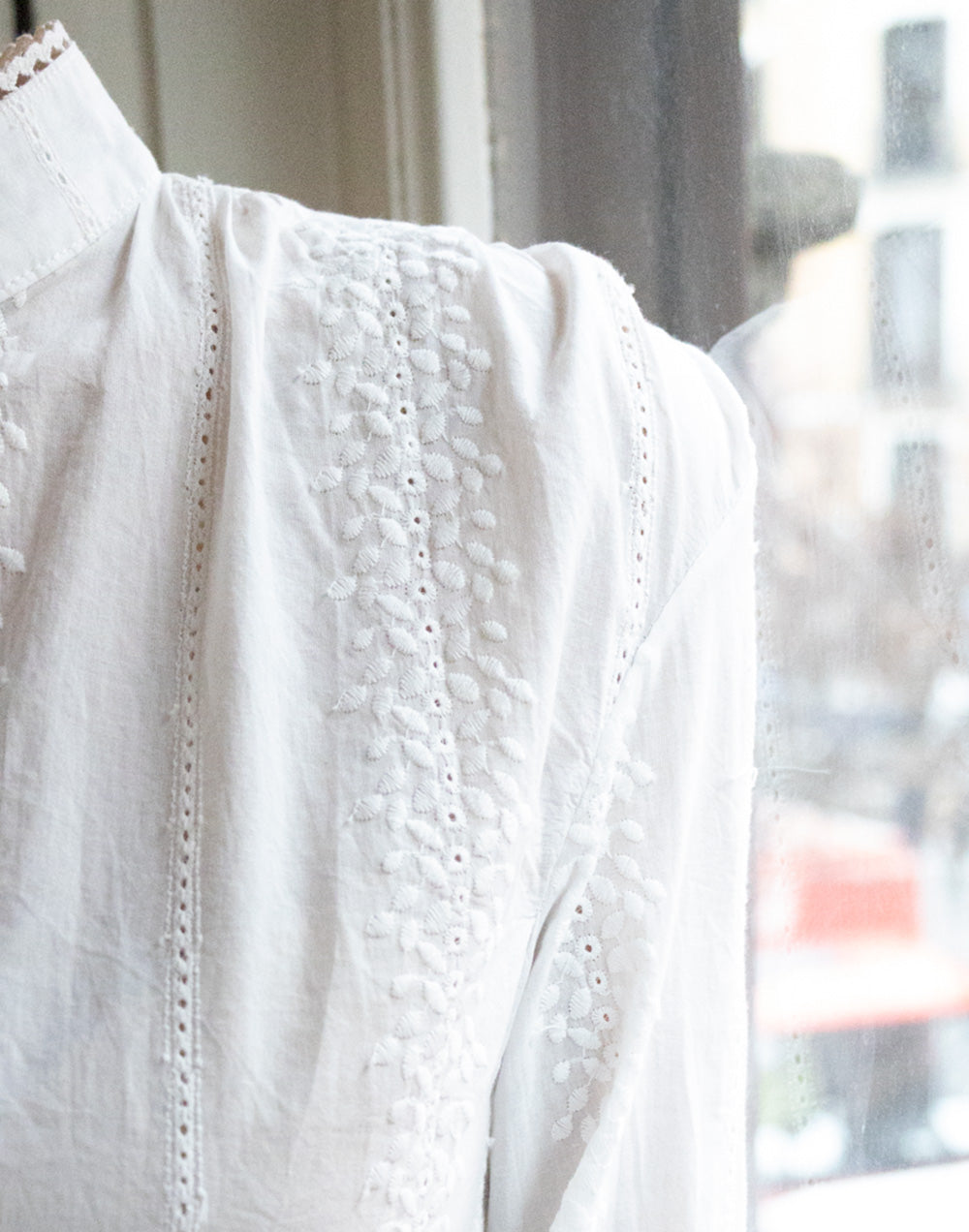 Camisa blanca cuello mao y bordado inglés muestrarios de ropa y moda de mujer vestir bien con talla grande plus elegante ideas mujer mediana edad