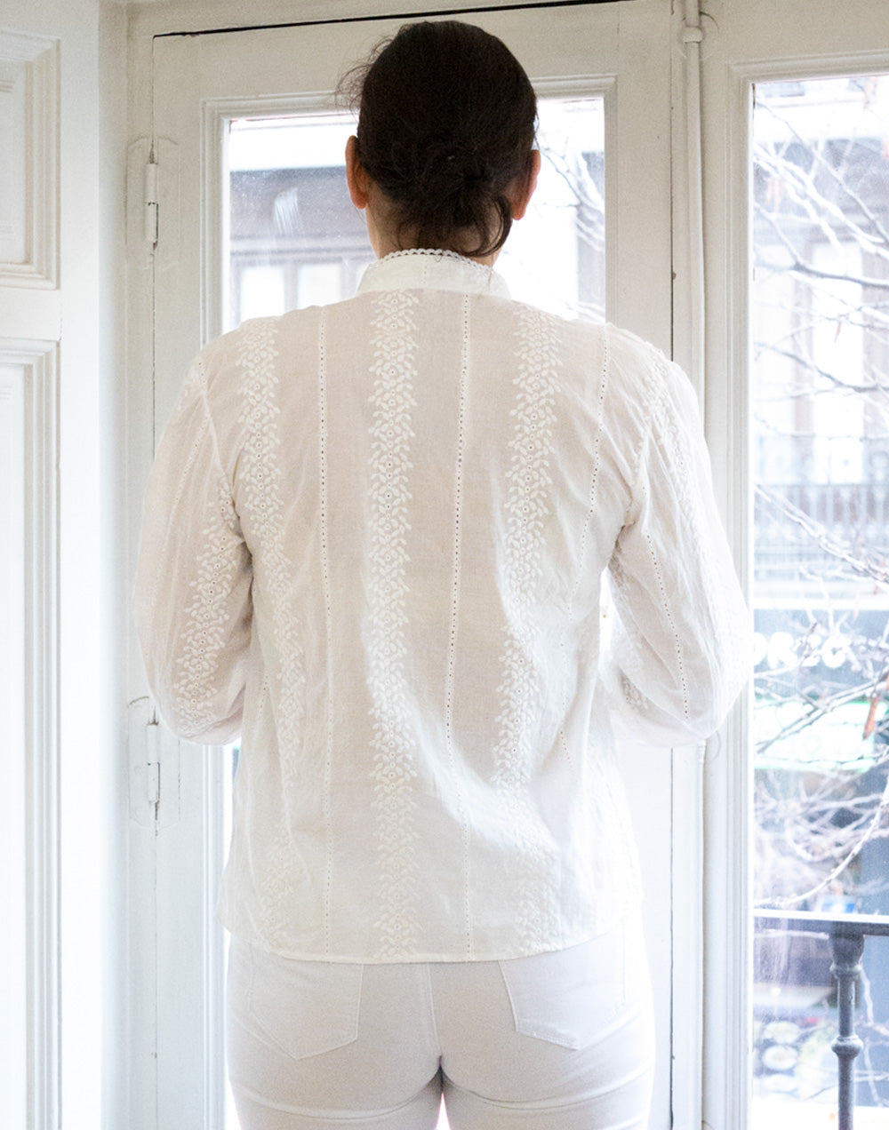 Camisa blanca cuello mao y bordado inglés muestrarios de ropa y moda de mujer vestir bien con talla grande plus elegante ideas mujer mediana edad