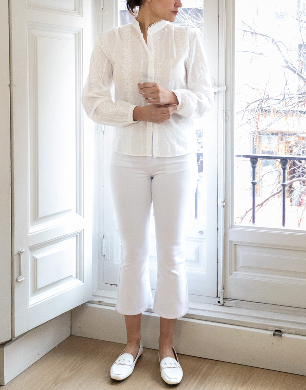Camisa blanca cuello mao y bordado inglés muestrarios de ropa y moda de mujer vestir bien con talla grande plus elegante ideas mujer mediana edad