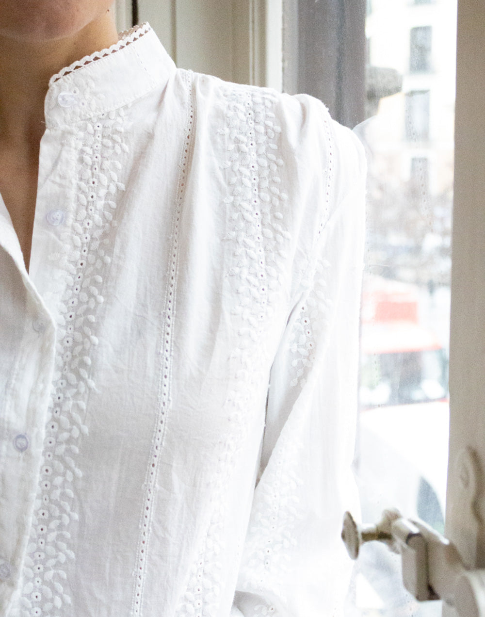 Camisa blanca cuello mao y bordado inglés muestrarios de ropa y moda de mujer vestir bien con talla grande plus elegante ideas mujer mediana edad