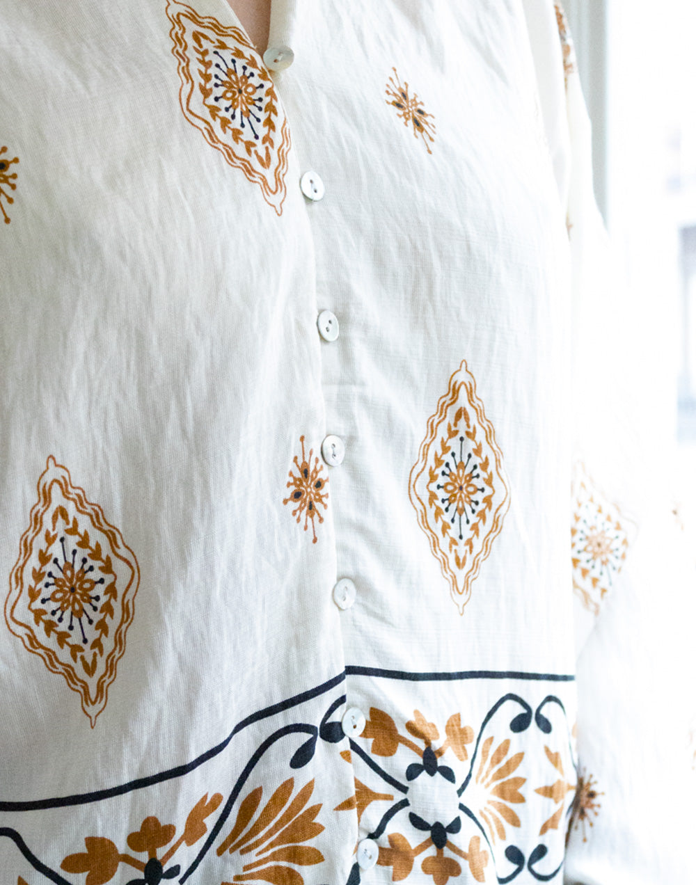 Camisa blanca étnica con motivos camel muestrarios de ropa y moda de mujer vestir bien con talla grande plus