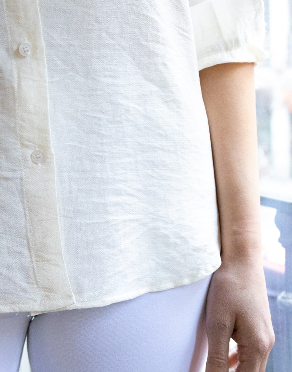 Camisa clásica con tejido fluido blanco marfil muestrarios de ropa y moda de mujer vestir bien con talla grande camisa clásica