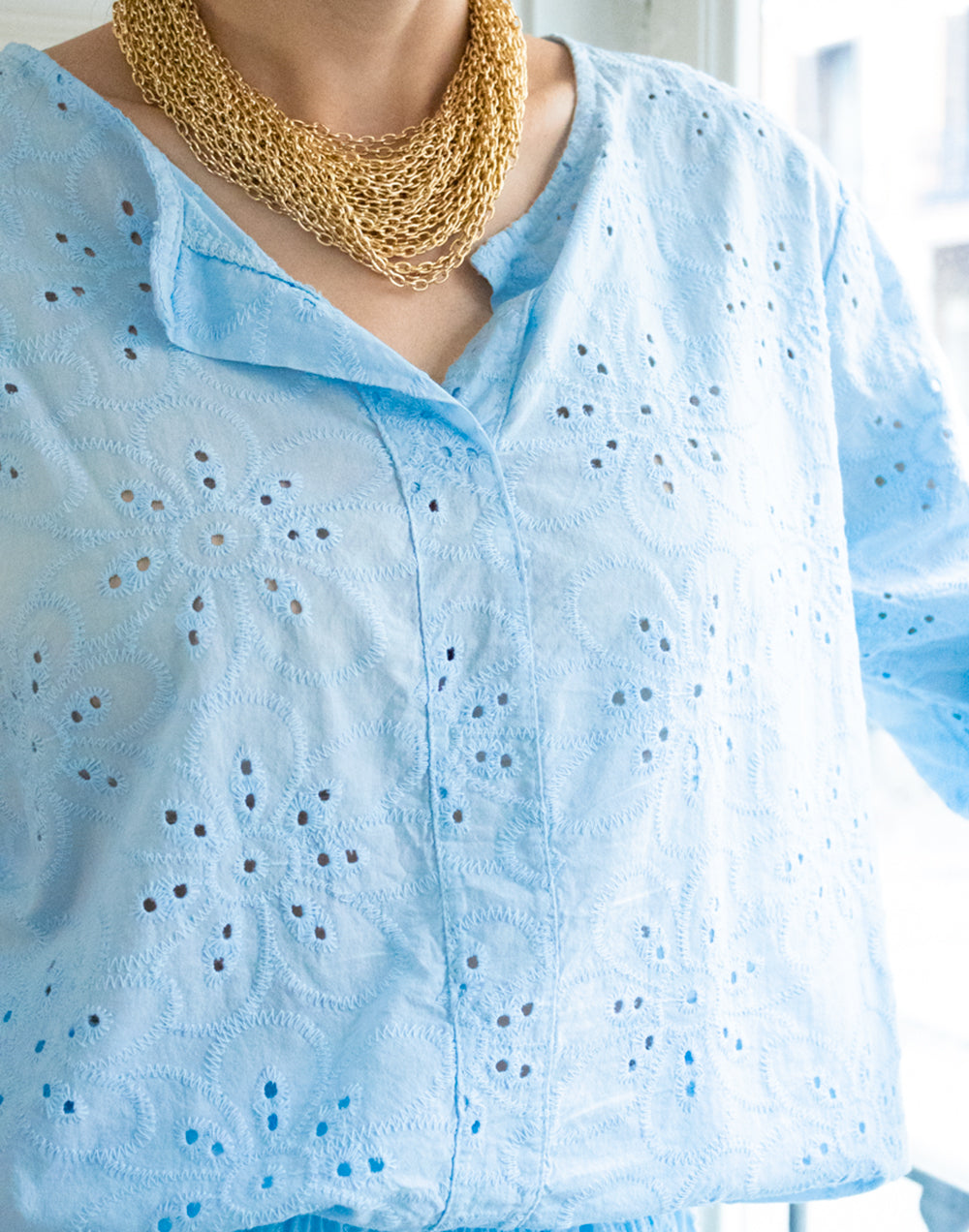 Camisa con bordado inglés de flores azul claro muestrarios de ropa y moda de mujer vestir bien ideas mujer mediana edad