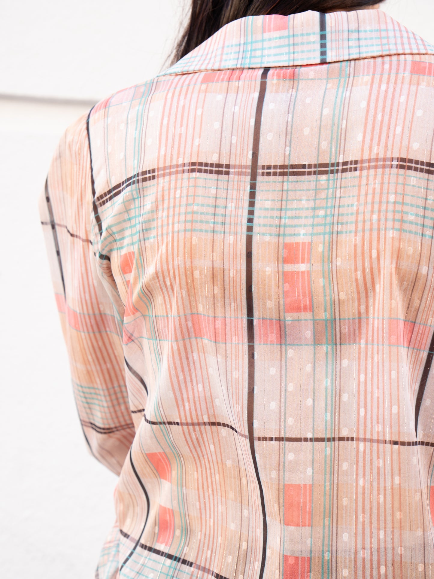 Camisa cruzada de gasa en cuadros rosa muestrarios de ropa y moda de mujer vestir bien valladolid burgos y madrid