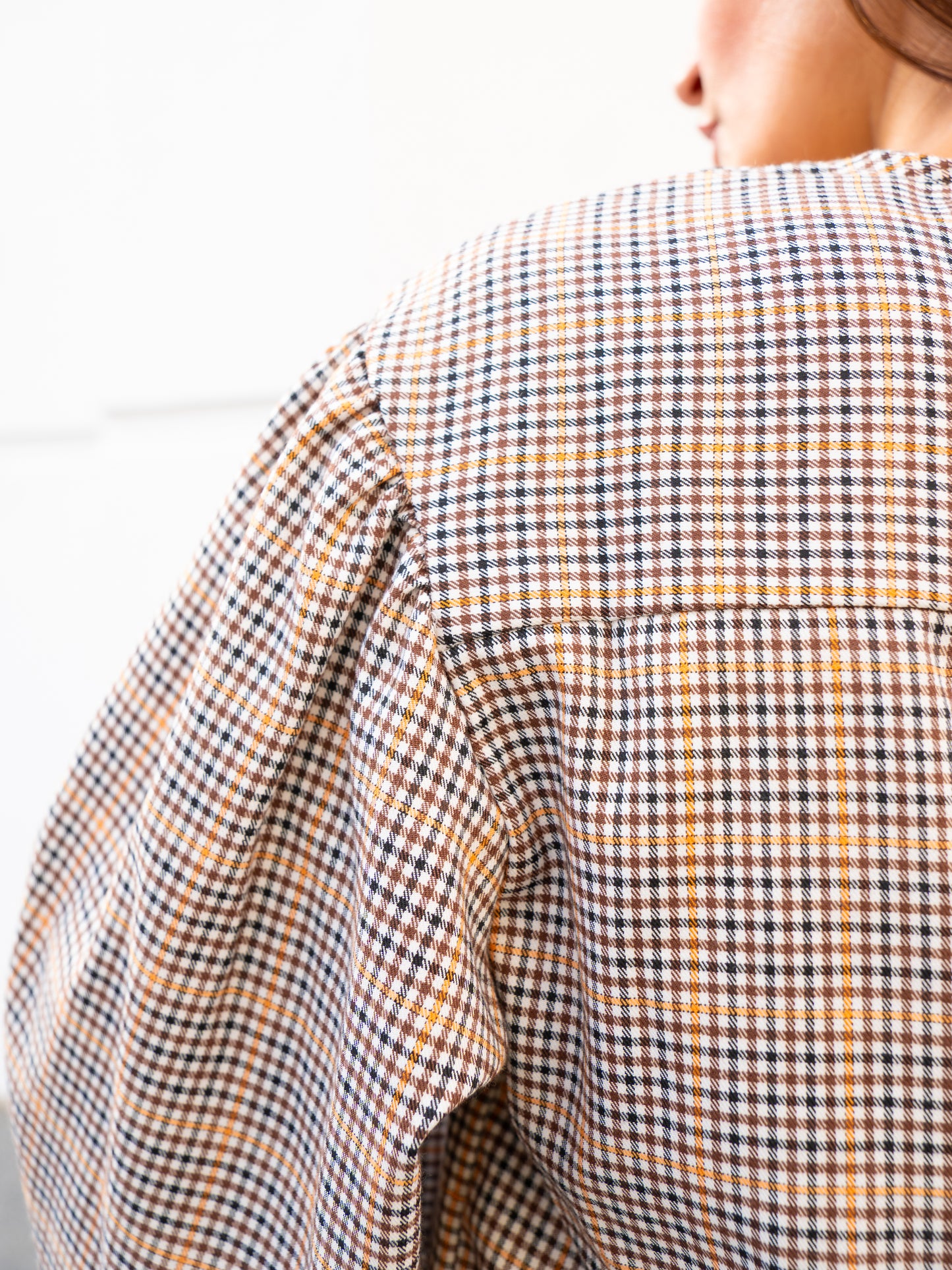 Camisa cuello pico cuadro tartán mini marrón muestrarios de ropa y moda de mujer vestir bien