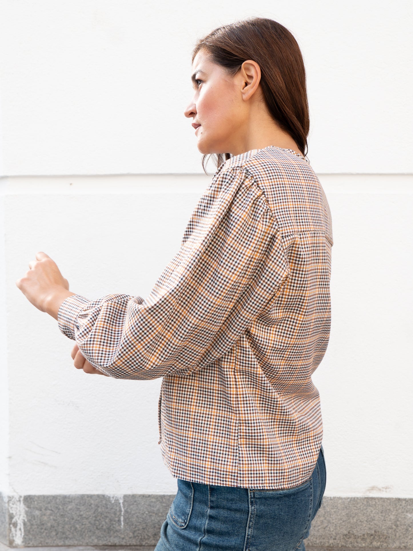 Camisa cuello pico cuadro tartán mini marrón muestrarios de ropa y moda de mujer vestir bien