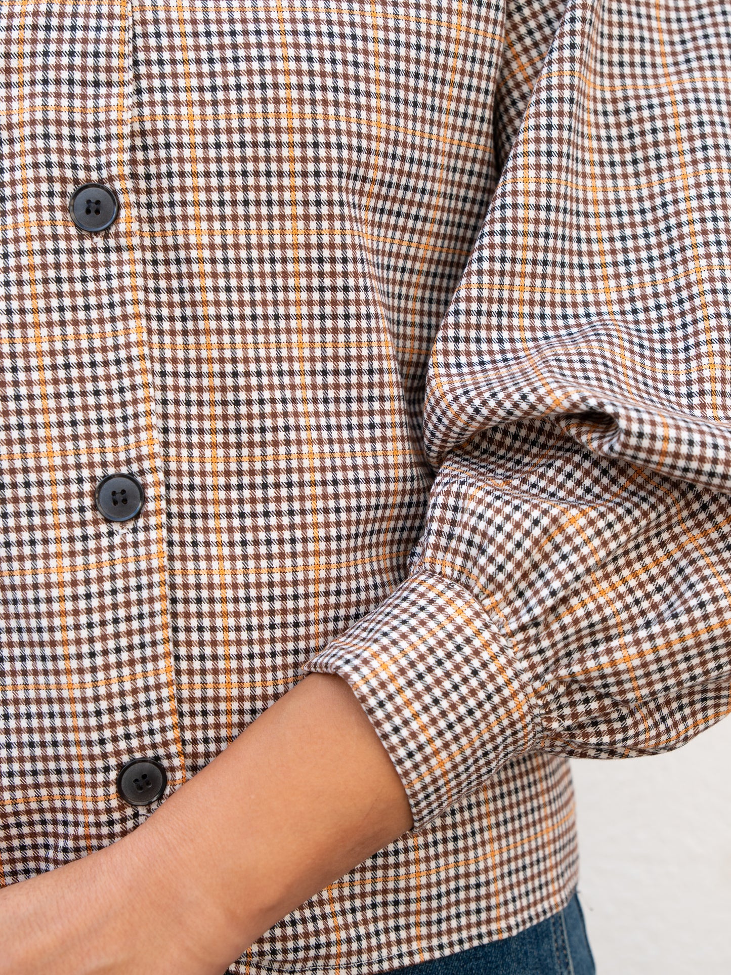 Camisa cuello pico cuadro tartán mini marrón muestrarios de ropa y moda de mujer vestir bien