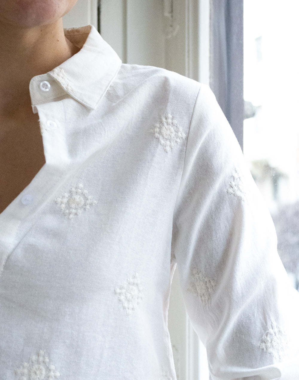Camisa de algodón rústico con bordado blanco marfil muestrarios de ropa y moda de mujer vestir bien con talla grande plus