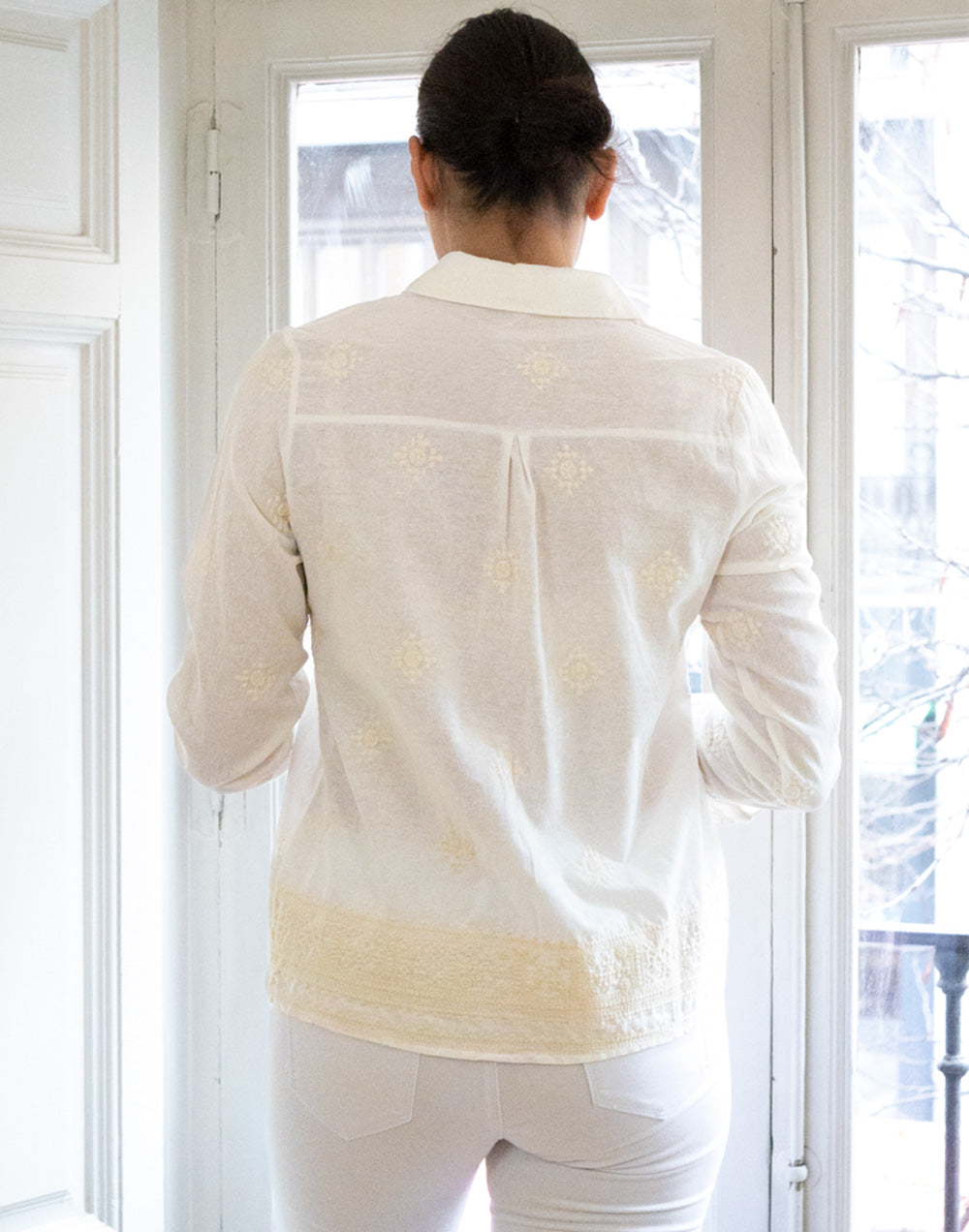 Camisa de algodón rústico con bordado blanco marfil muestrarios de ropa y moda de mujer vestir bien con talla grande plus
