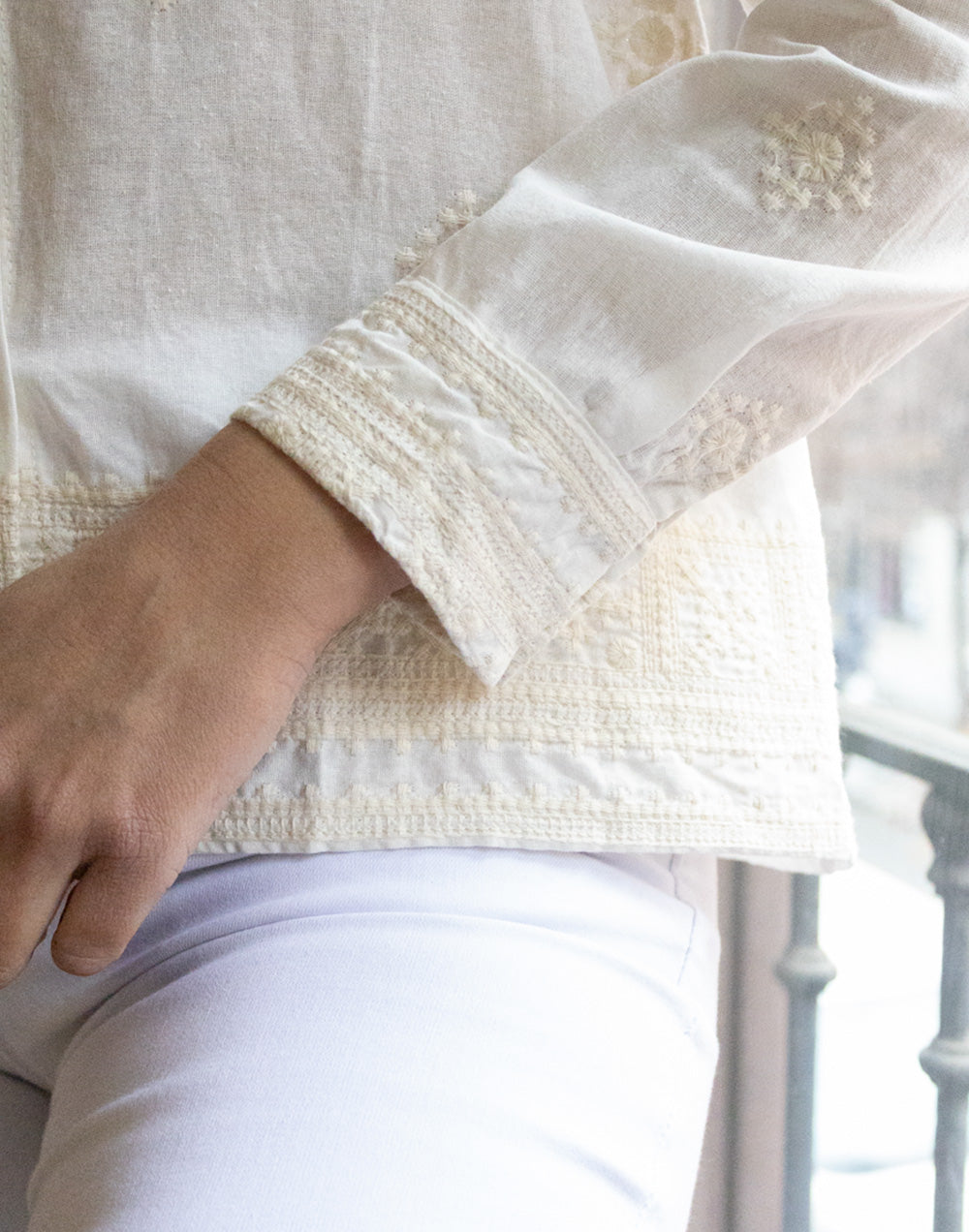 Camisa de algodón rústico con bordado blanco marfil muestrarios de ropa y moda de mujer vestir bien con talla grande plus