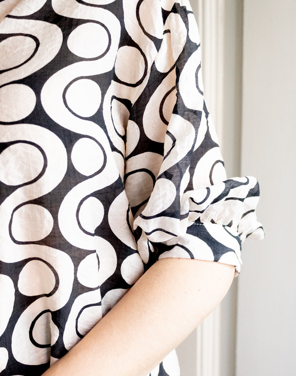 Camisa de batista estampado de círculos blancos muestrarios de ropa y moda de mujer vestir bien con talla grande plus