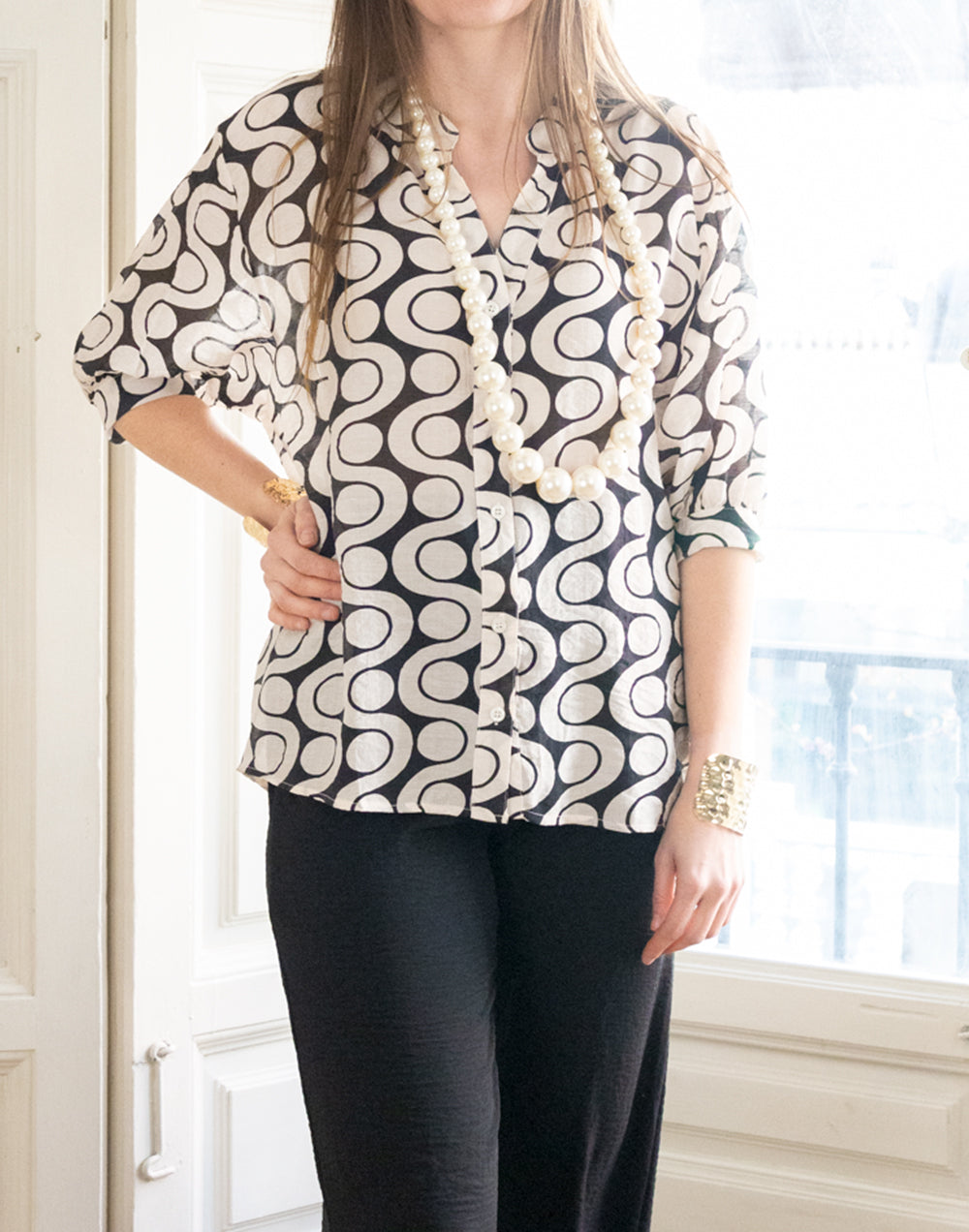 Camisa de batista estampado de círculos blancos muestrarios de ropa y moda de mujer vestir bien con talla grande plus