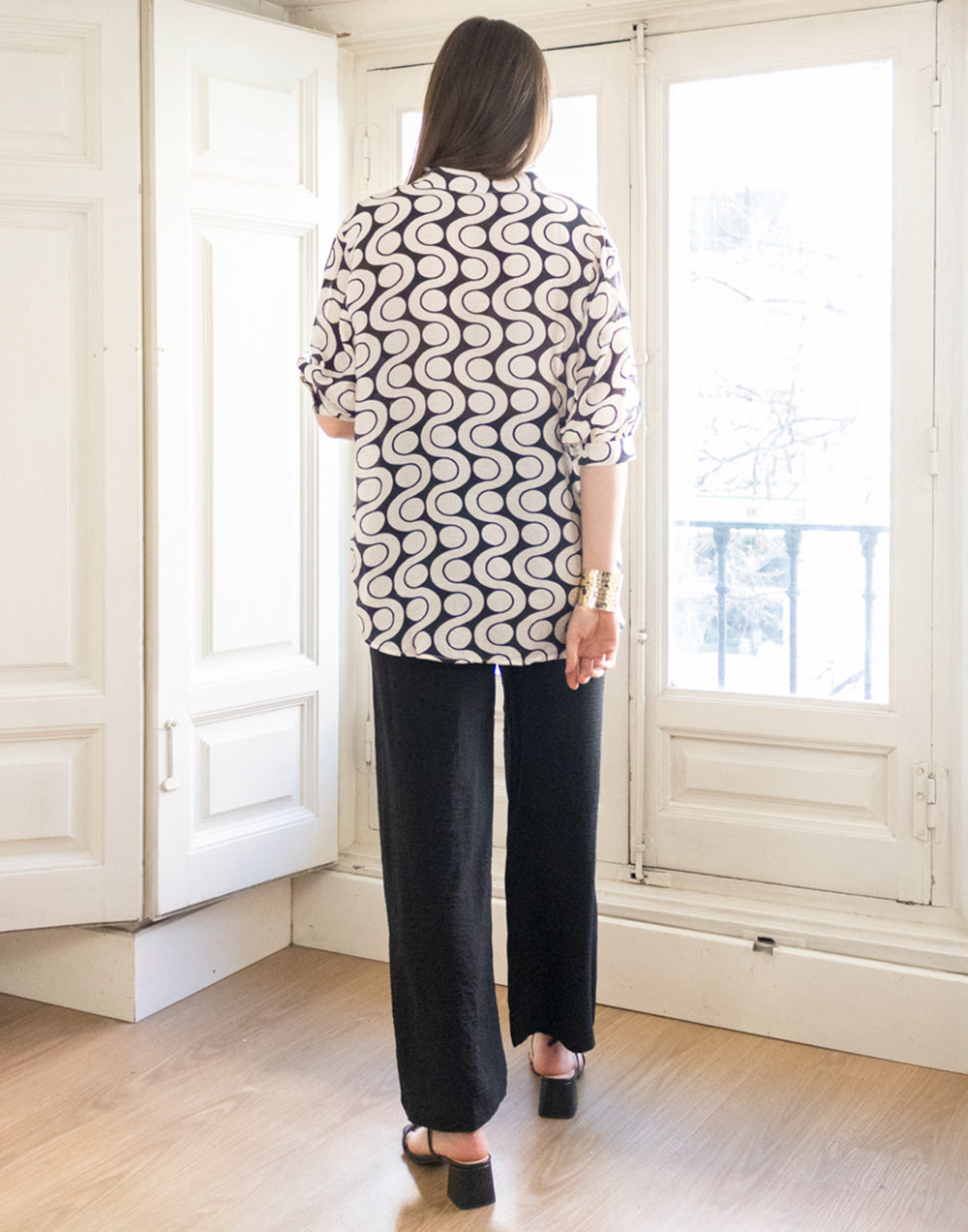 Camisa de batista estampado de círculos blancos muestrarios de ropa y moda de mujer vestir bien con talla grande plus