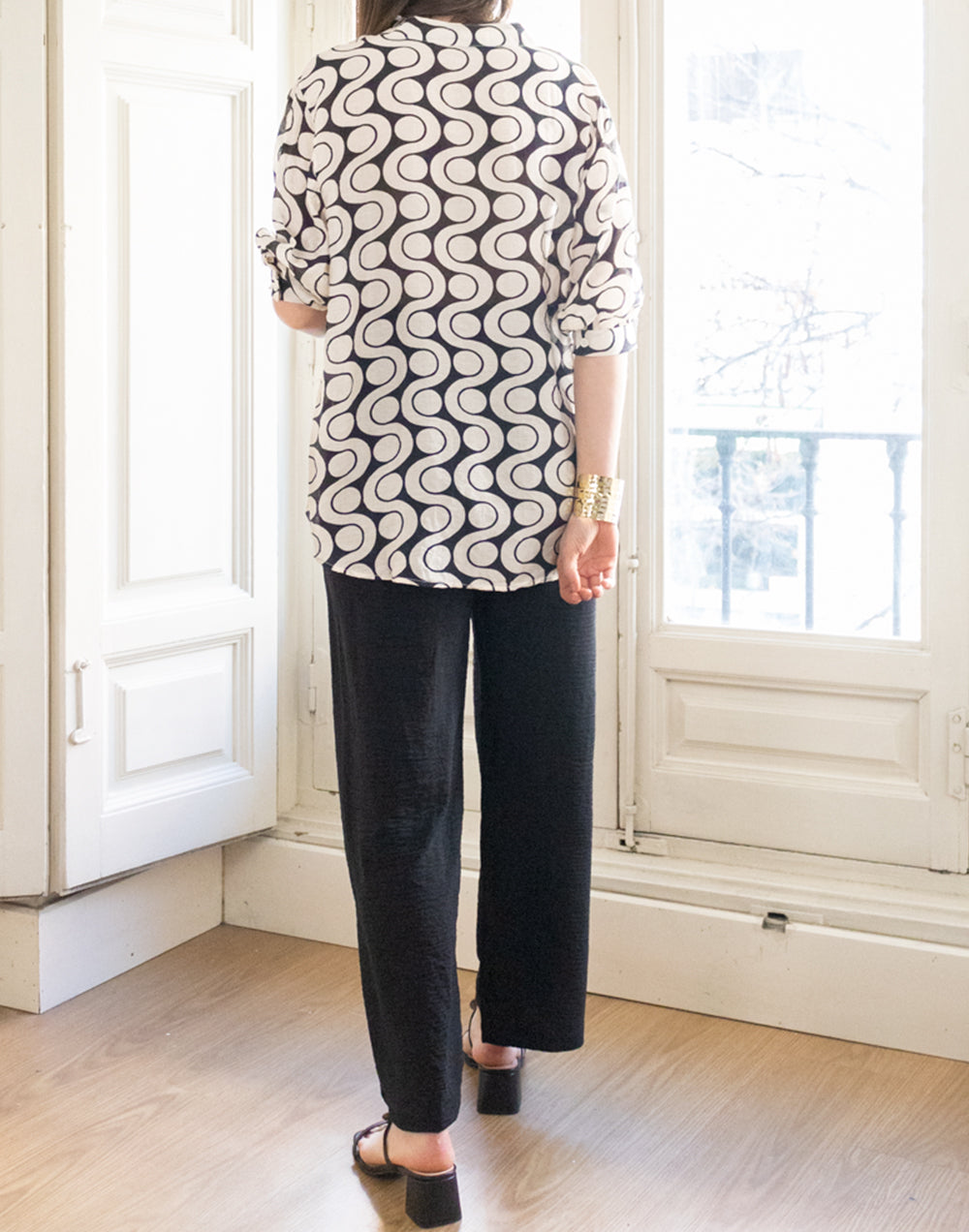 Camisa de batista estampado de círculos blancos muestrarios de ropa y moda de mujer vestir bien con talla grande plus