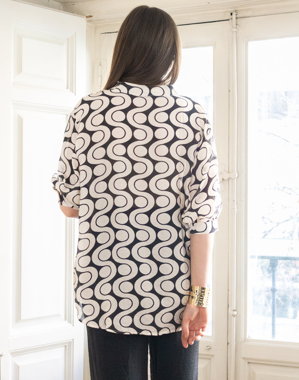 Camisa de batista estampado de círculos blancos muestrarios de ropa y moda de mujer vestir bien con talla grande plus