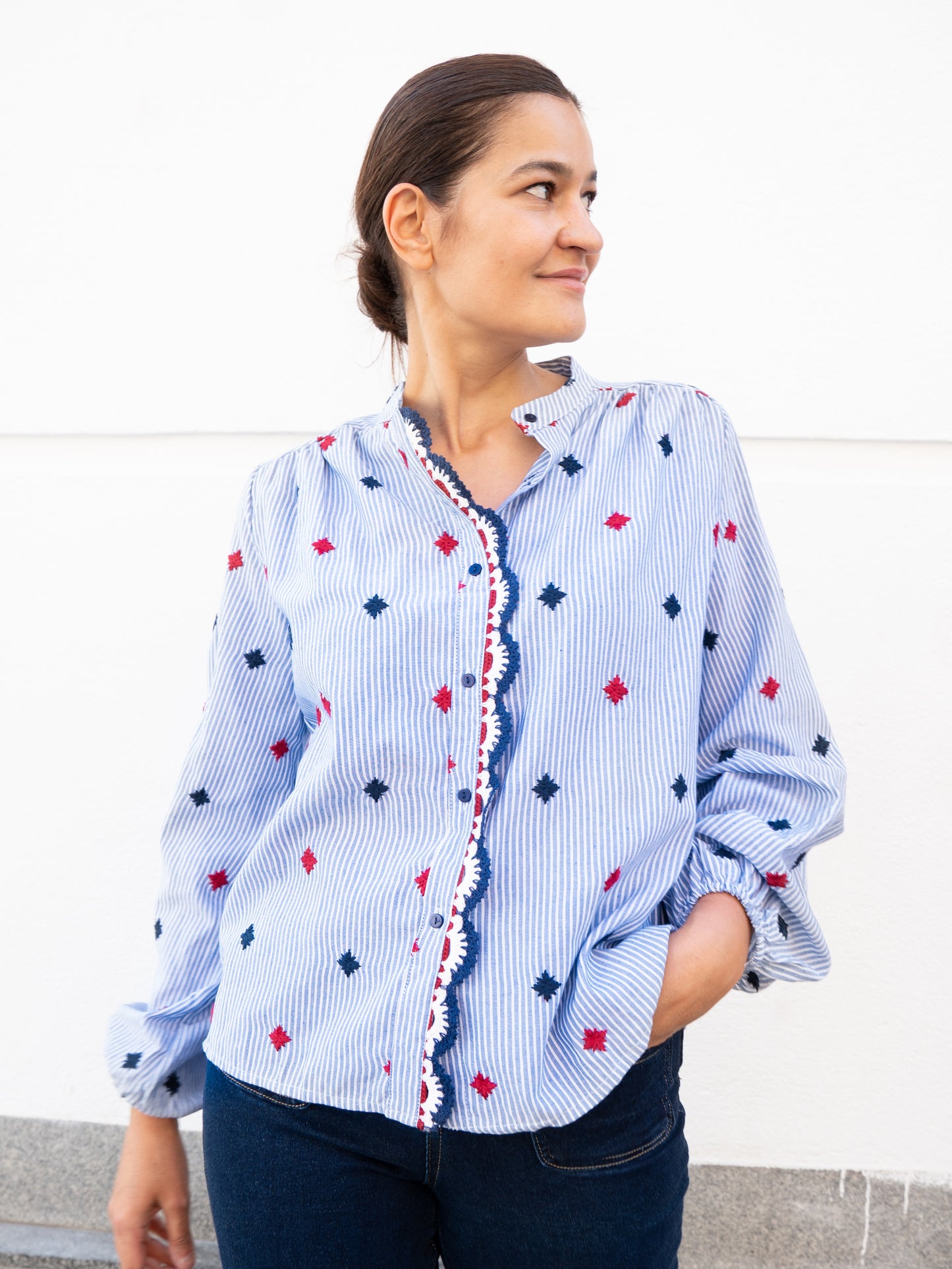 Camisa de rayas con bordado de estrellas azul y rojo muestrarios valladolid madrid y burgos