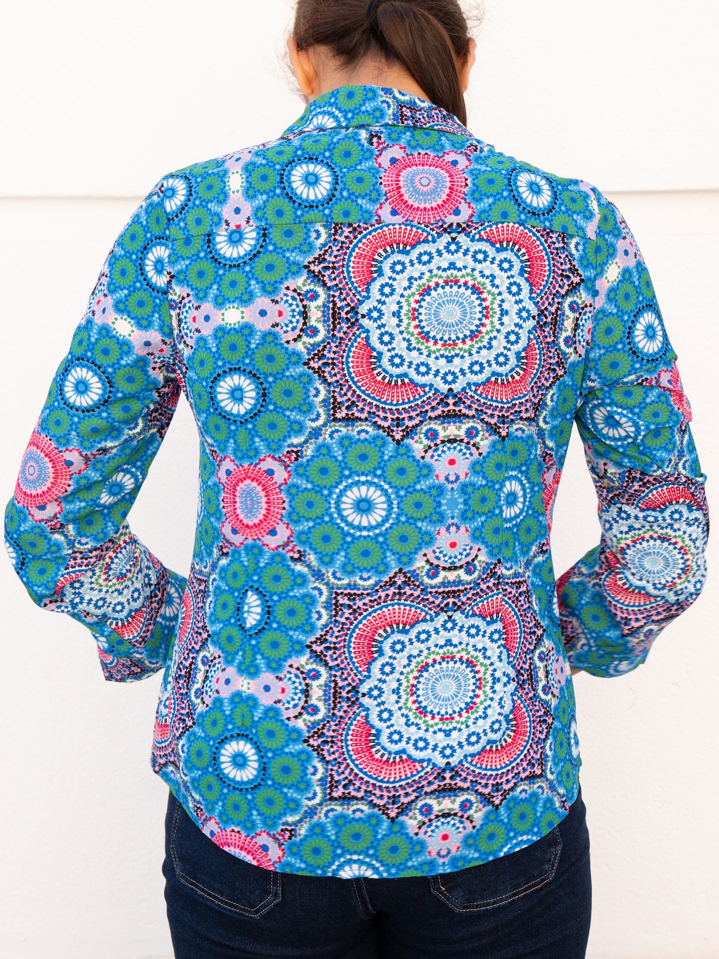 Camisa fluida clásica estampado mandalas azul turquesa y rosa