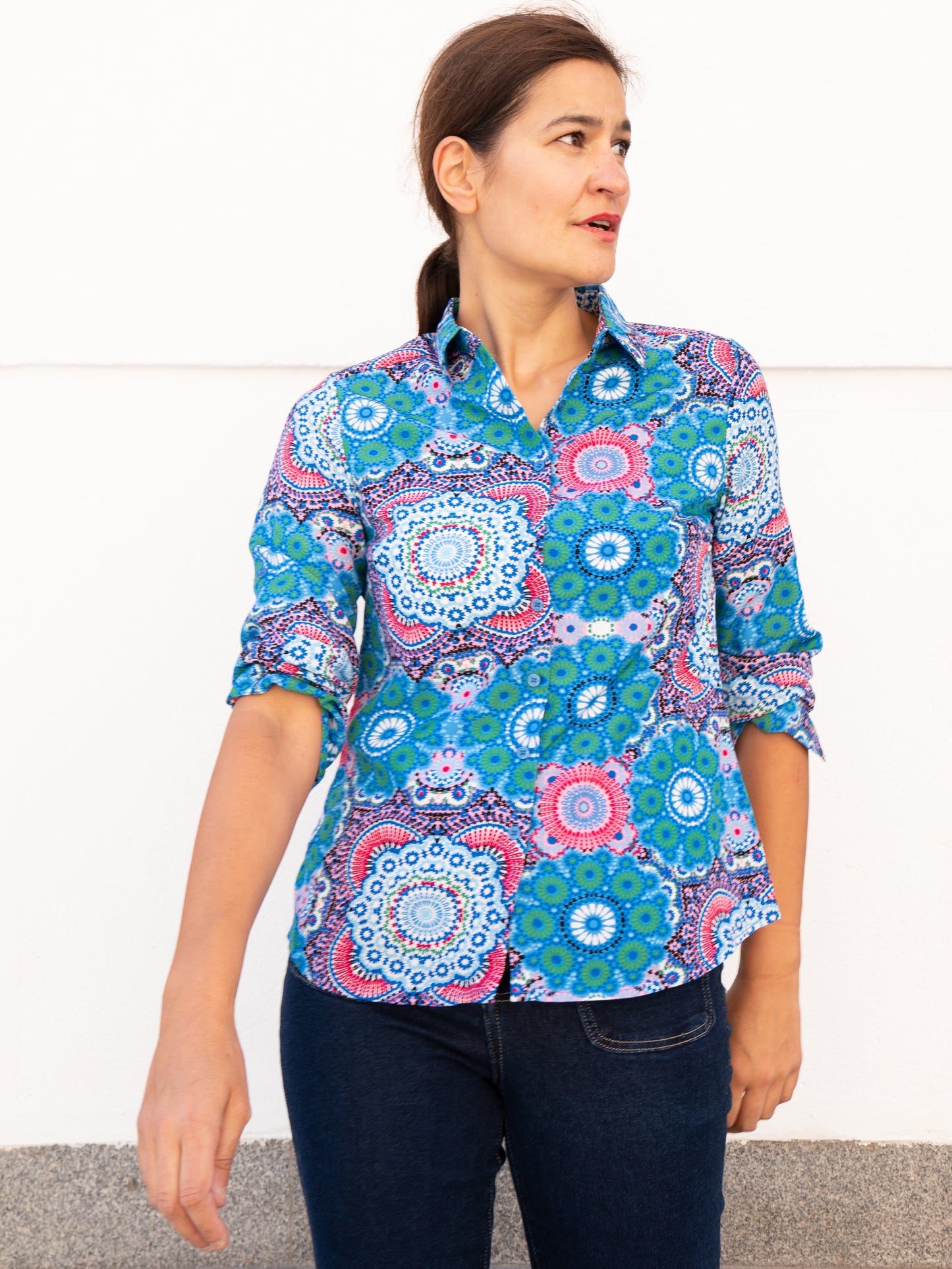 Camisa fluida clásica estampado mandalas azul turquesa y rosa