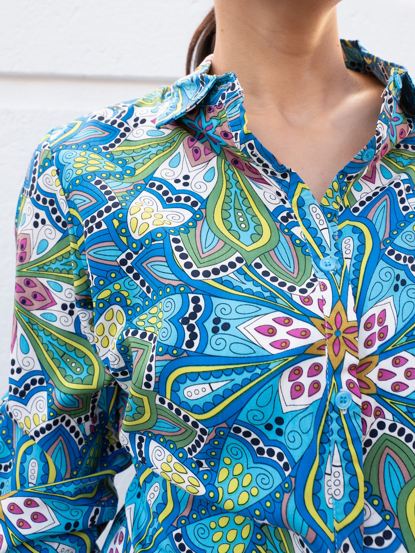 Camisa fluida clásica estampado maxi mandalas azul muestrarios de ropa y moda de mujer vestir bien mujer talla grande plus