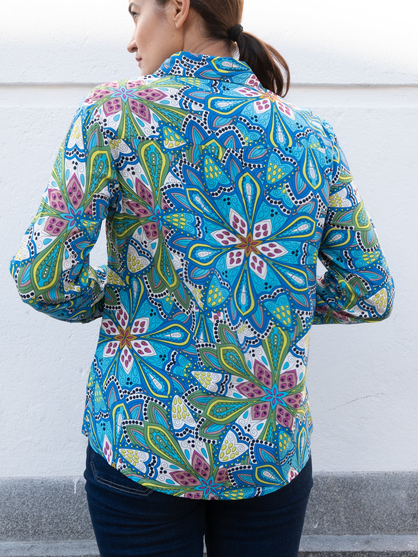 Camisa fluida clásica estampado maxi mandalas azul muestrarios de ropa y moda de mujer vestir bien mujer talla grande plus