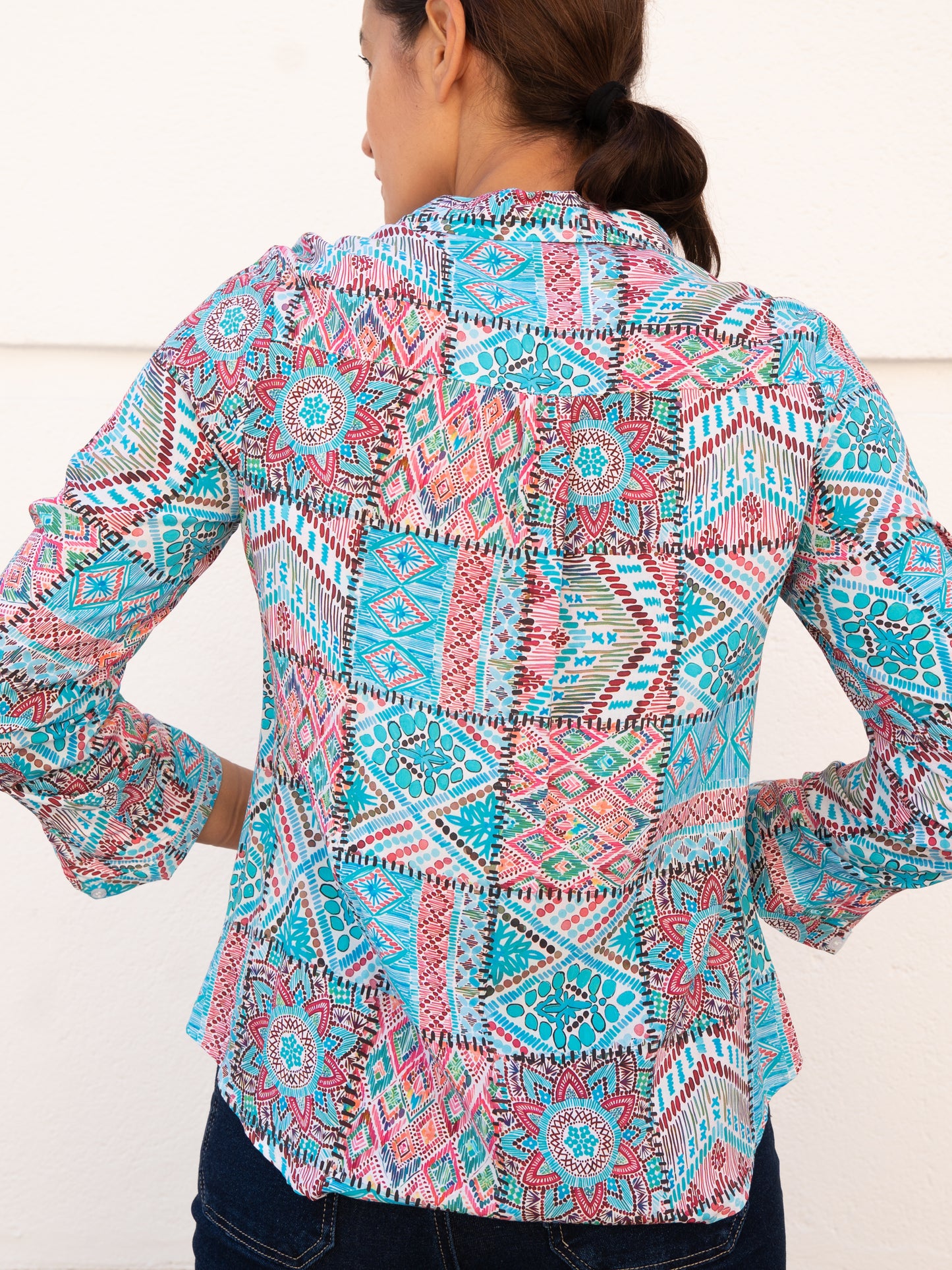 Camisa fluida clásica estampado patchwork azul turquesa y rosa muestrarios moda mujer