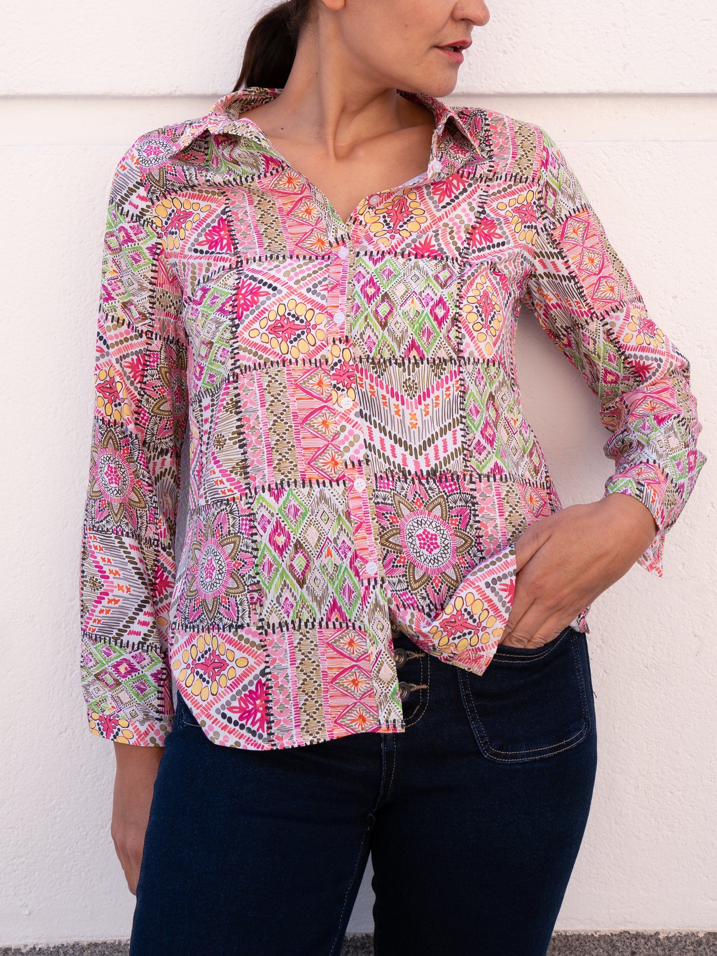Camisa fluida clásica estampado patchwork rosa y verde muestrarios ropa y moda mujer median edad talla grande plus