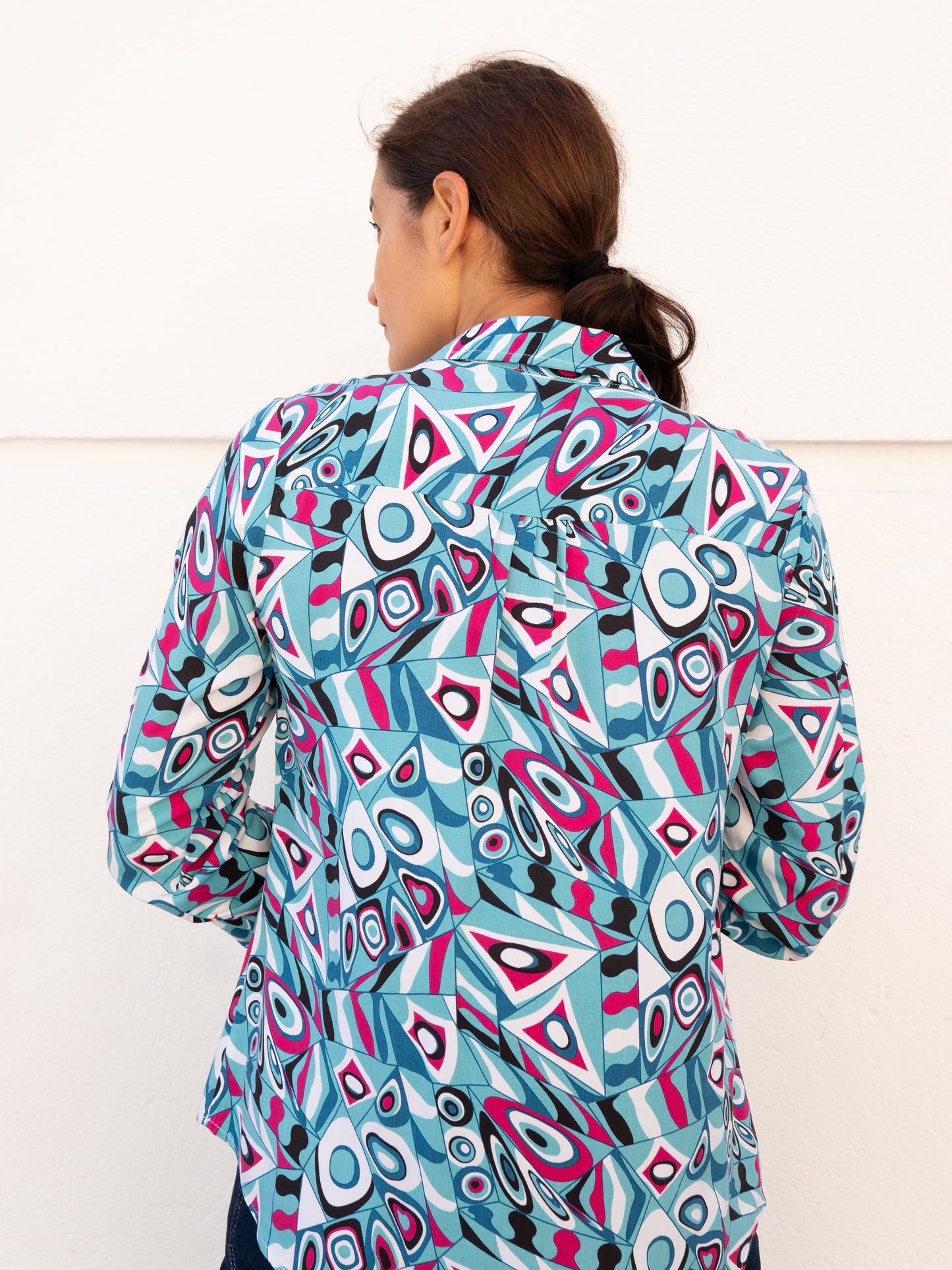 Camisa fluida clásica estampado psicodélico azul y rosa muestrarios de ropa y moda de mujer vestir bien mujer talla grande plus