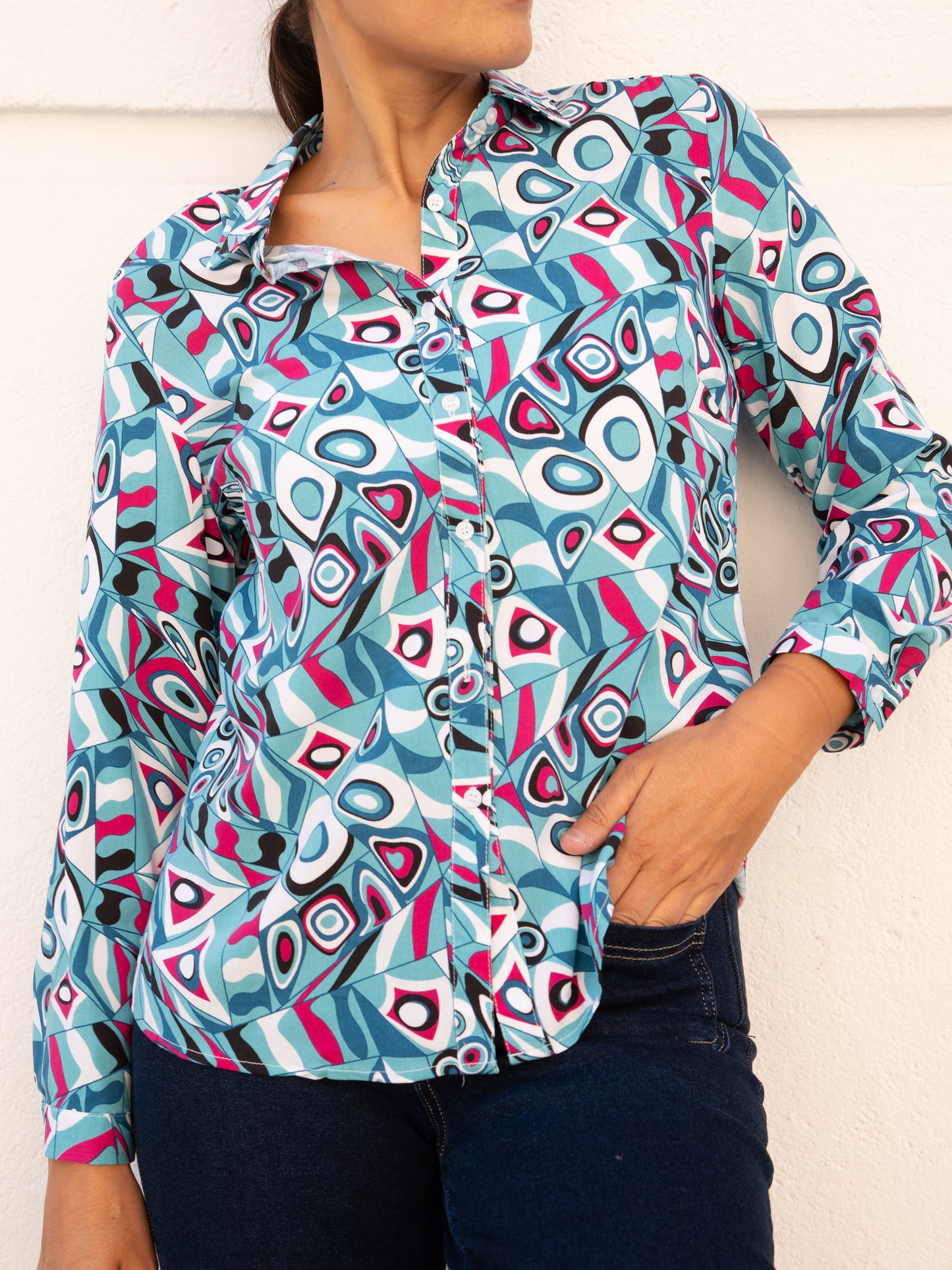 Camisa fluida clásica estampado psicodélico azul y rosa muestrarios de ropa y moda de mujer vestir bien mujer talla grande plus