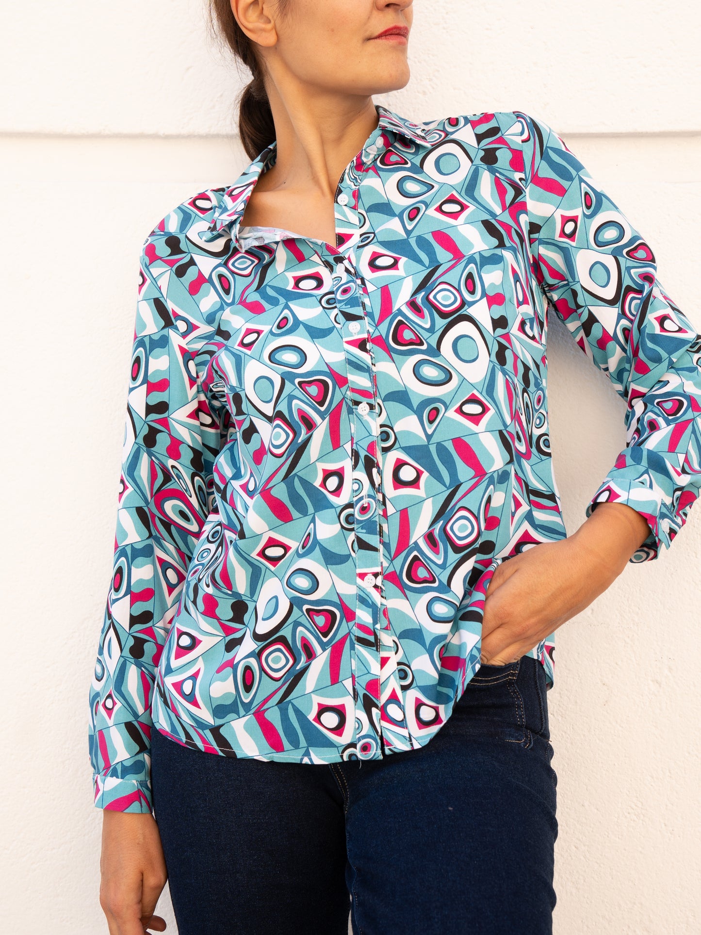 Camisa fluida clásica estampado psicodélico azul y rosa muestrarios de ropa y moda de mujer vestir bien mujer talla grande plus