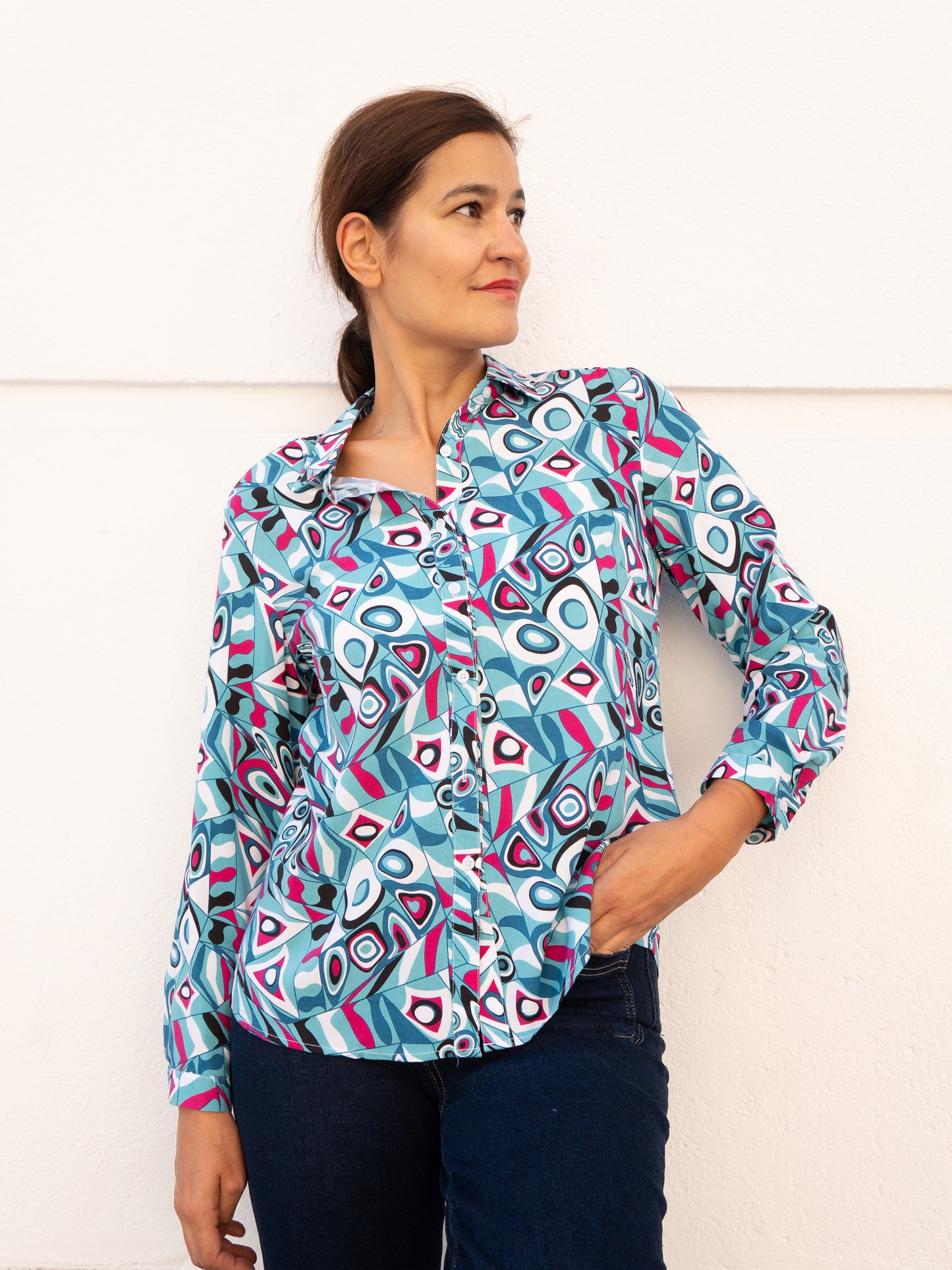Camisa fluida clásica estampado psicodélico azul y rosa muestrarios de ropa y moda de mujer vestir bien mujer talla grande plus