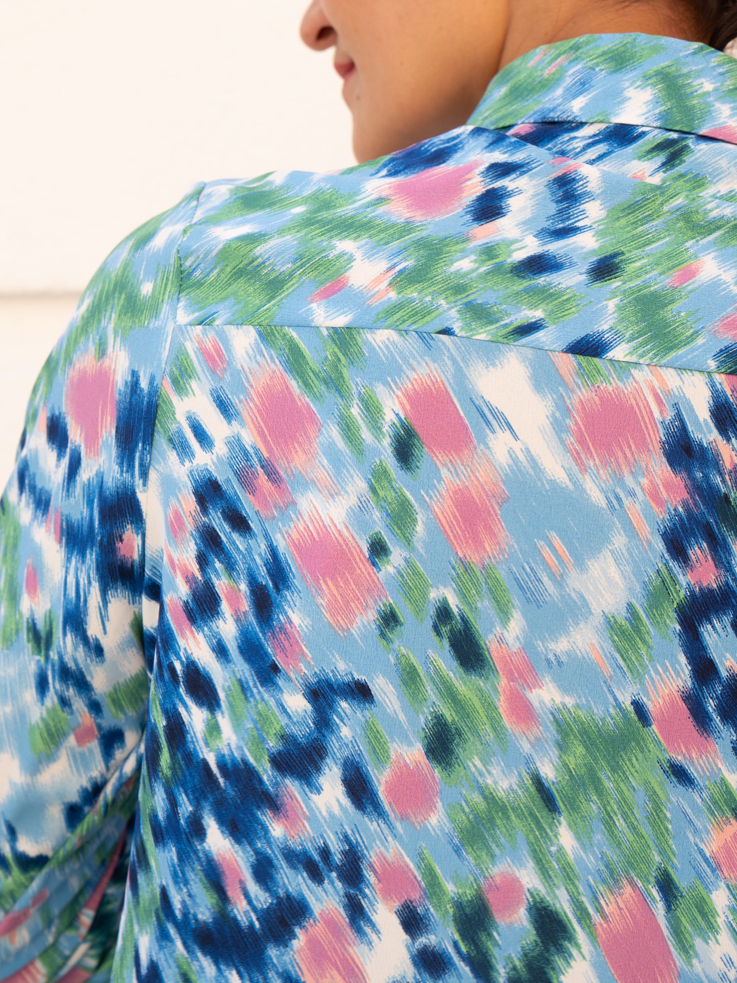 Camisa fluida estampado chiné en azul, verde y rosa muestrarios de mora y ropa de mujer