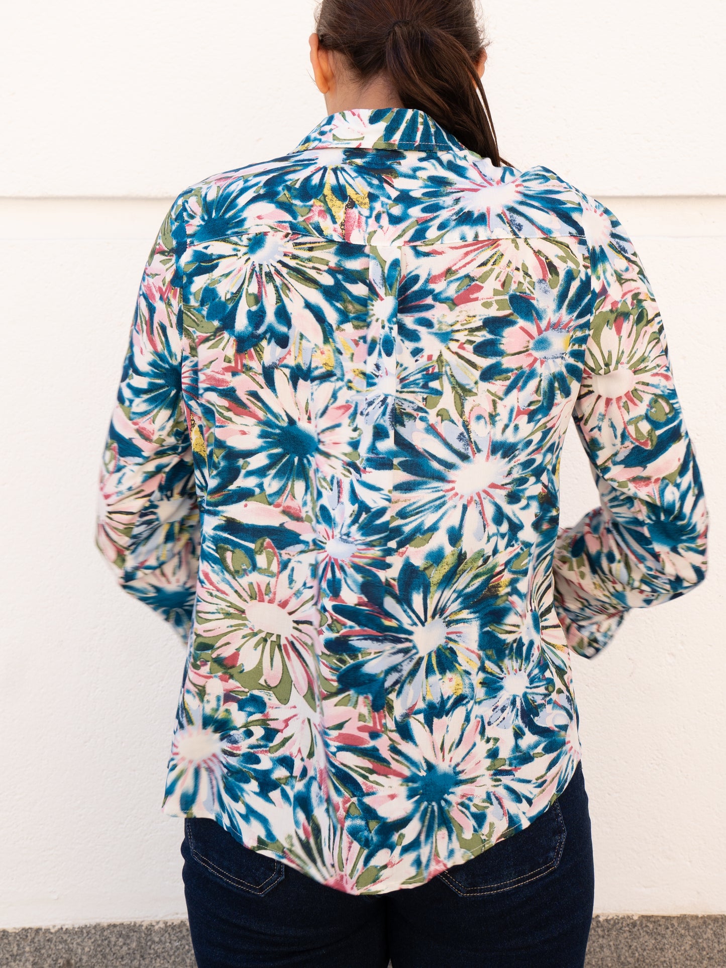 Camisa fluida estampado tie-dye estrellas multicolor muestrarios de ropa y moda de mujer vestir bien con talla grande plus