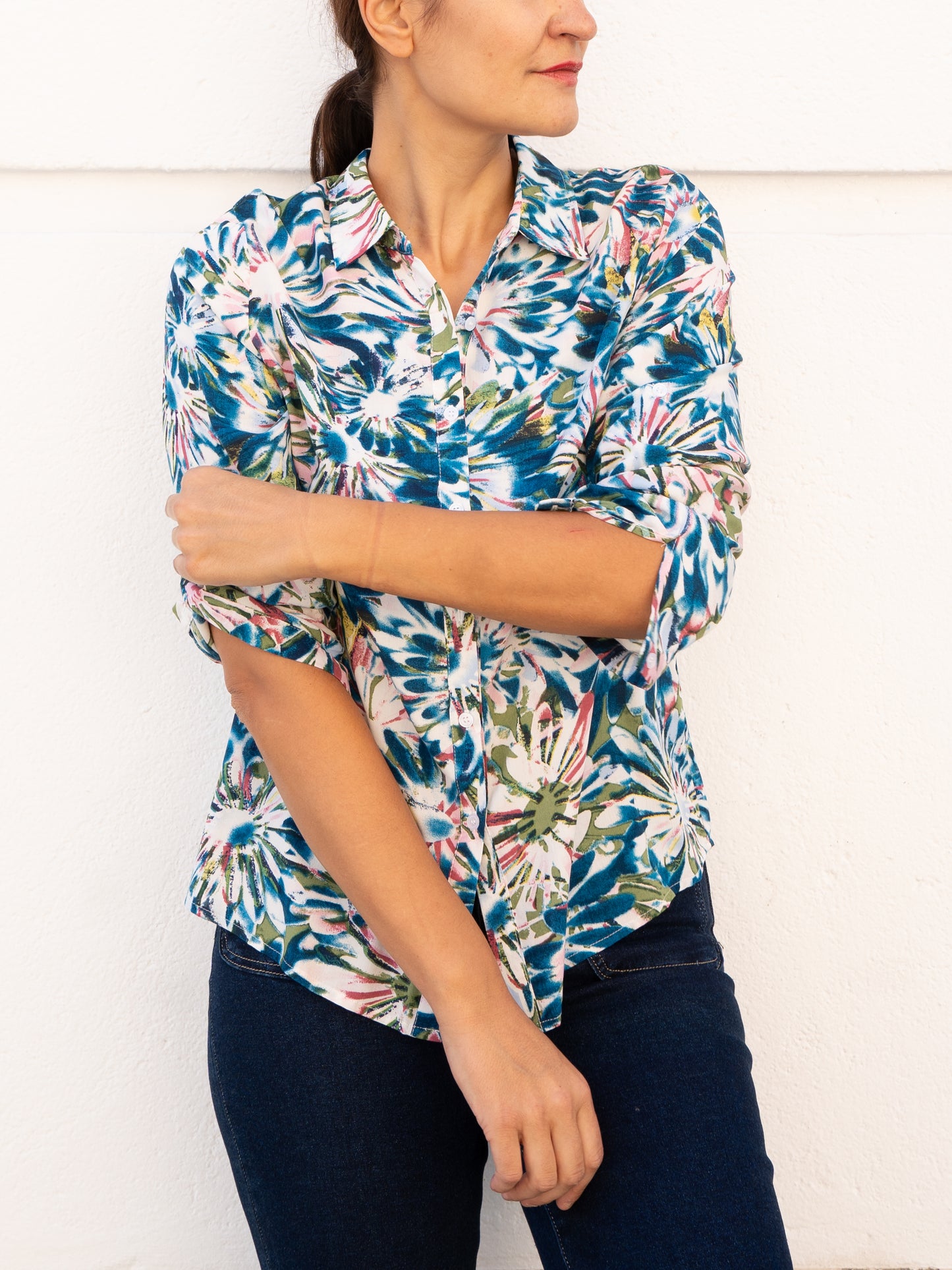 Camisa fluida estampado tie-dye estrellas multicolor muestrarios de ropa y moda de mujer vestir bien con talla grande plus
