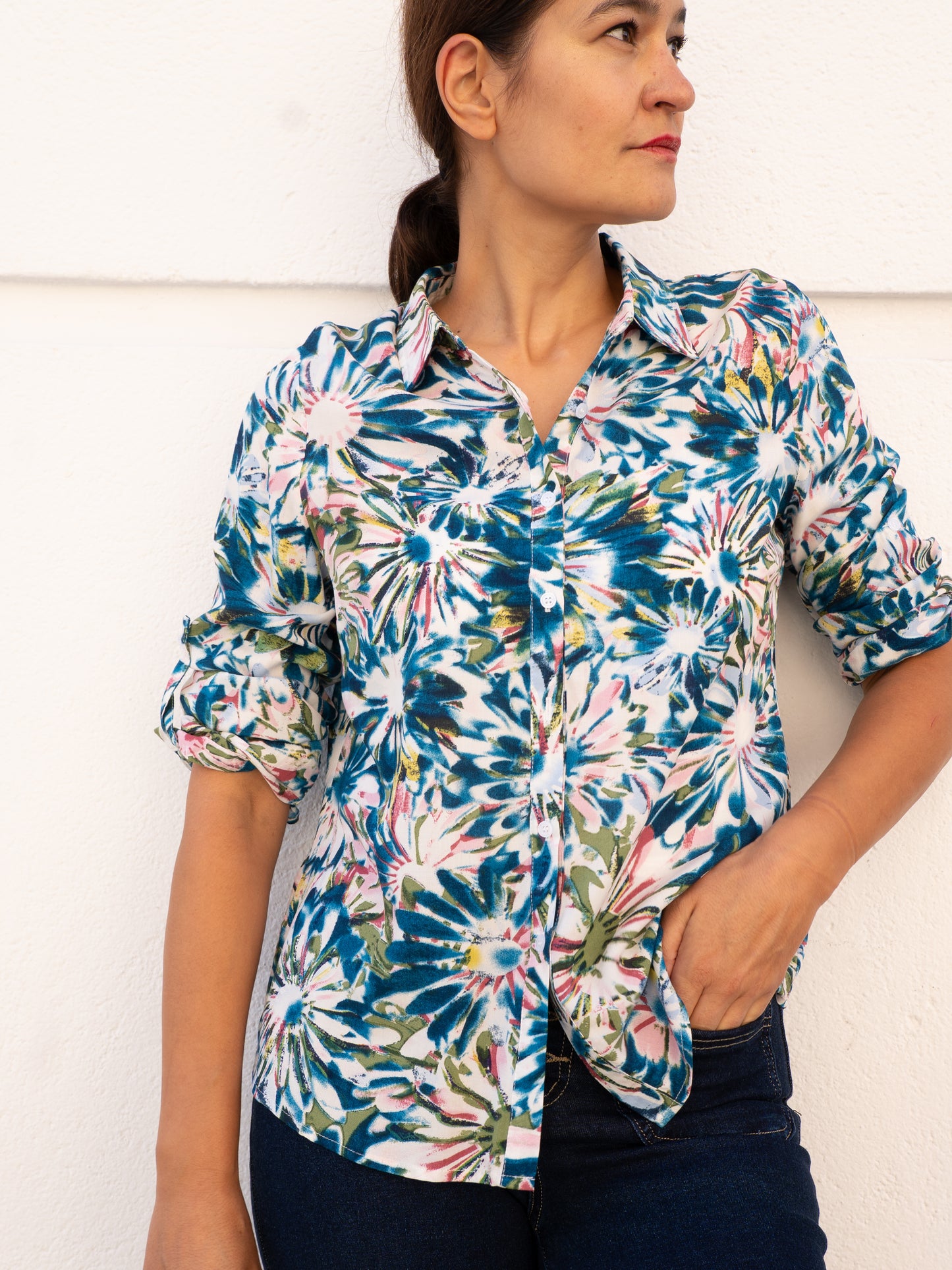 Camisa fluida estampado tie-dye estrellas multicolor muestrarios de ropa y moda de mujer vestir bien con talla grande plus