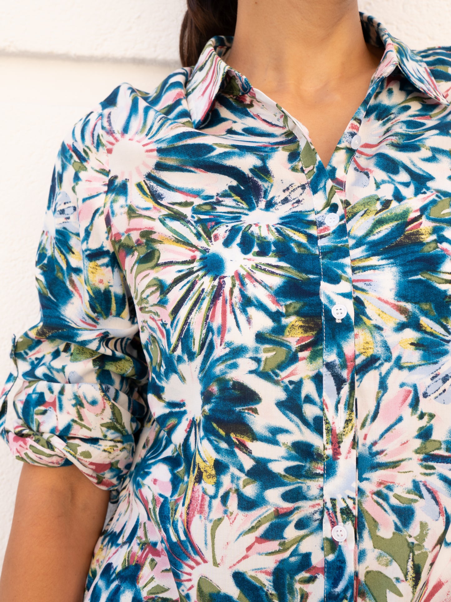 Camisa fluida estampado tie-dye estrellas multicolor muestrarios de ropa y moda de mujer vestir bien con talla grande plus