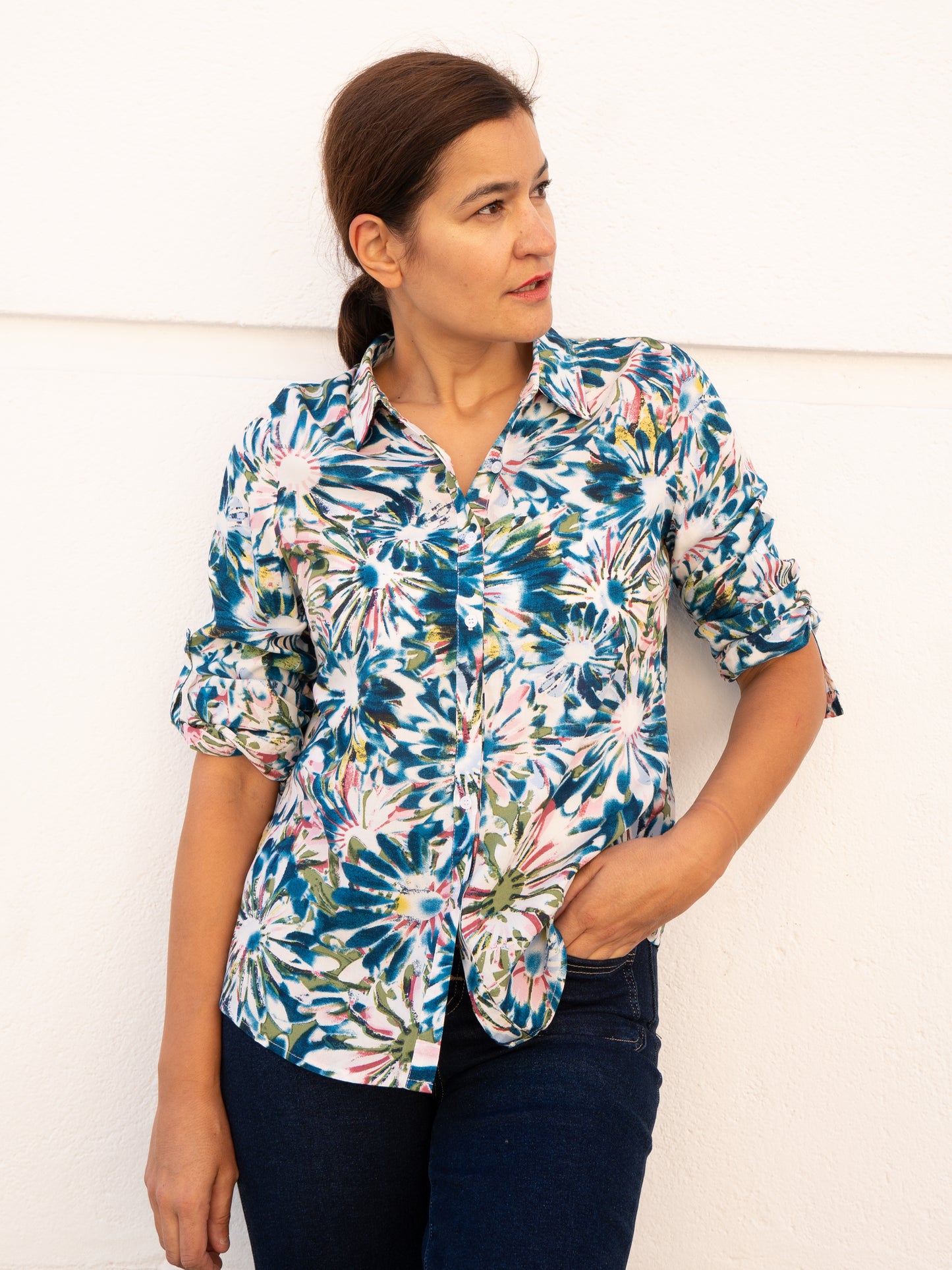 Camisa fluida estampado tie-dye estrellas multicolor muestrarios de ropa y moda de mujer vestir bien con talla grande plus