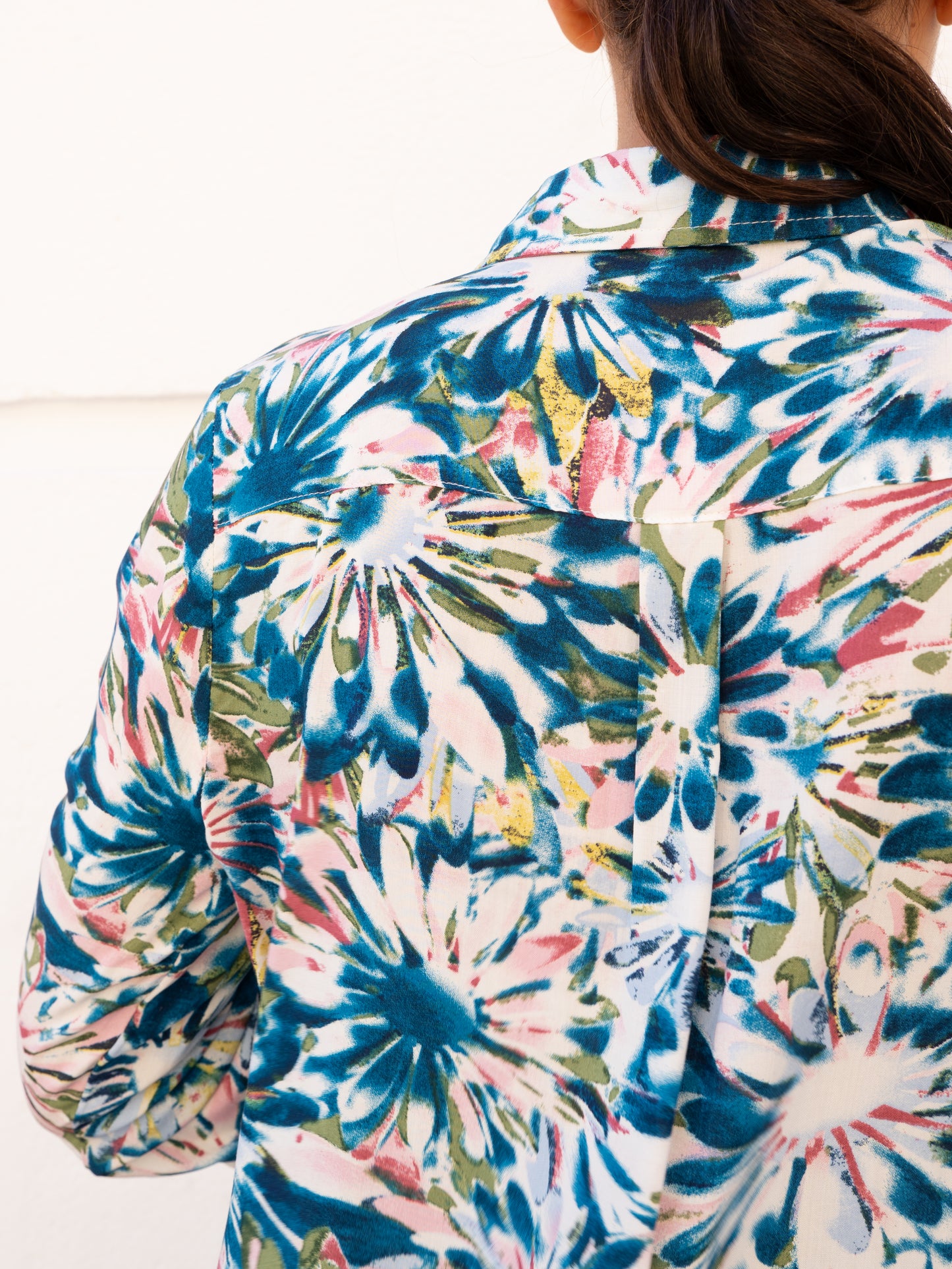 Camisa fluida estampado tie-dye estrellas multicolor muestrarios de ropa y moda de mujer vestir bien con talla grande plus